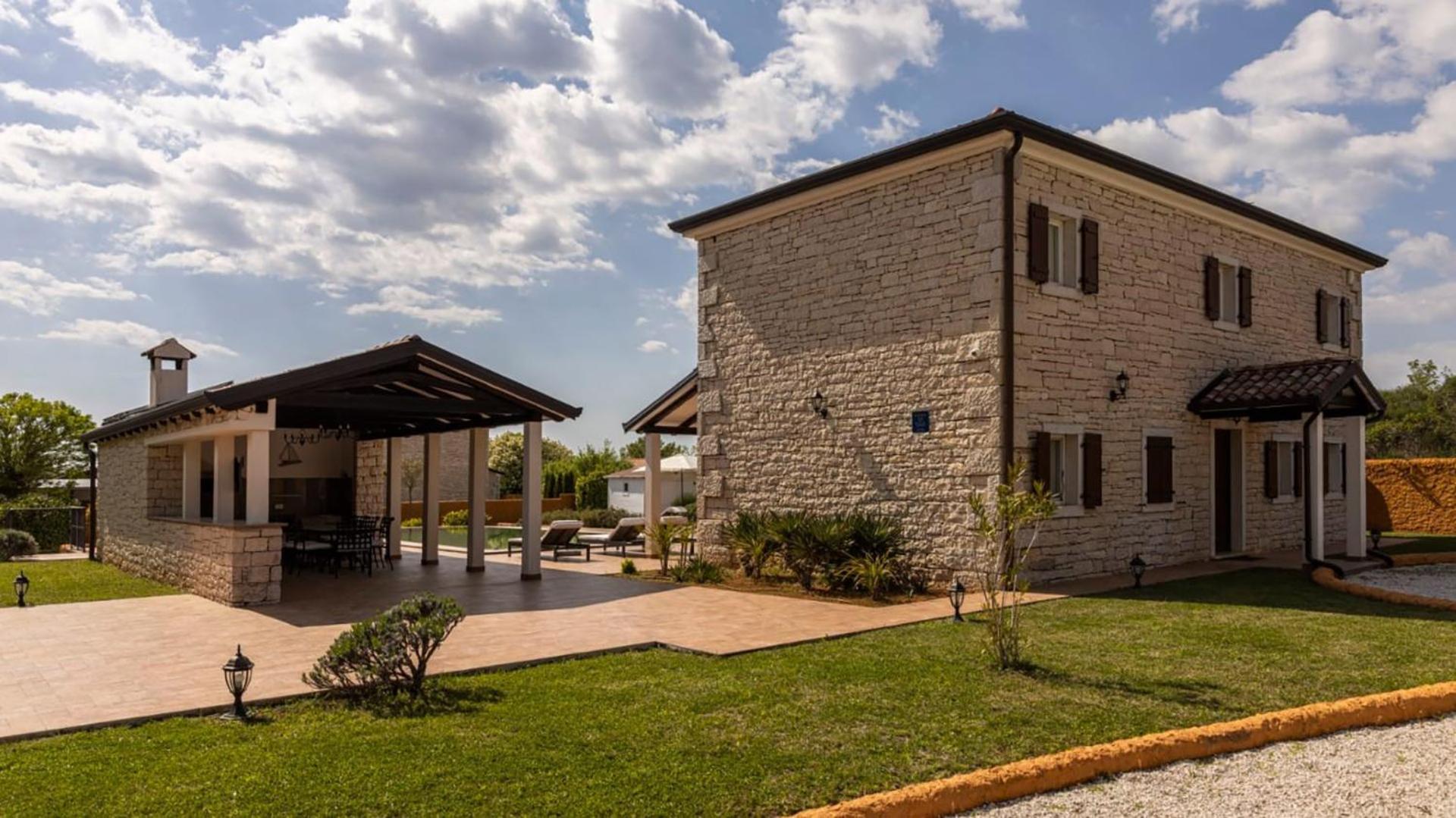 Villa Luxoria Ema view 4