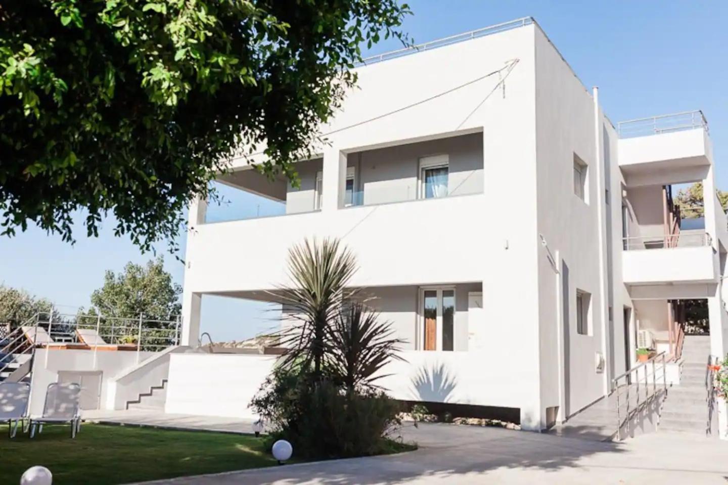 Hotel Stelianas House Top Floor Apartment with Private Jacuzzi - Image 1