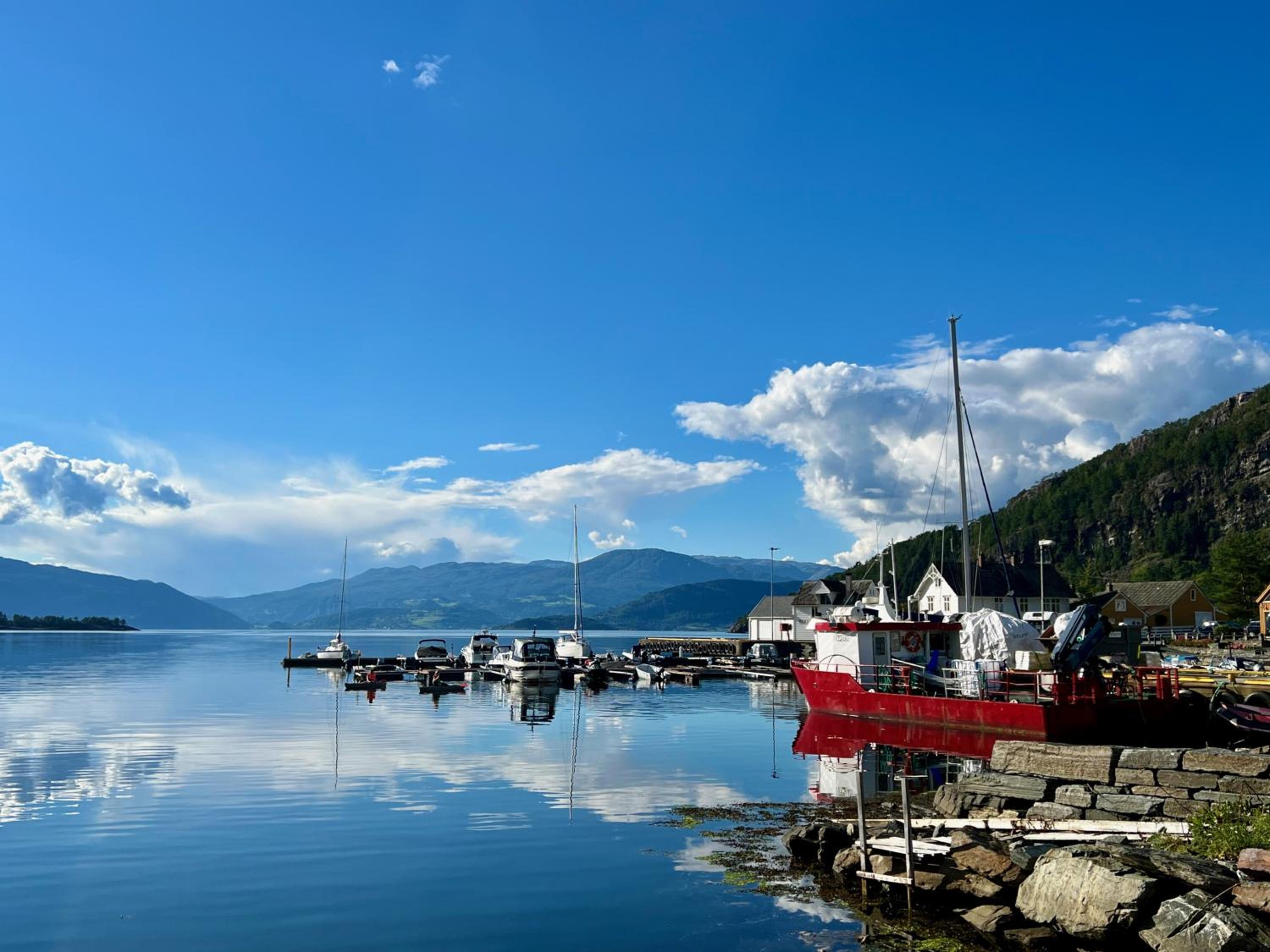 Hardangerfjord View - luxury fjord-side holiday home