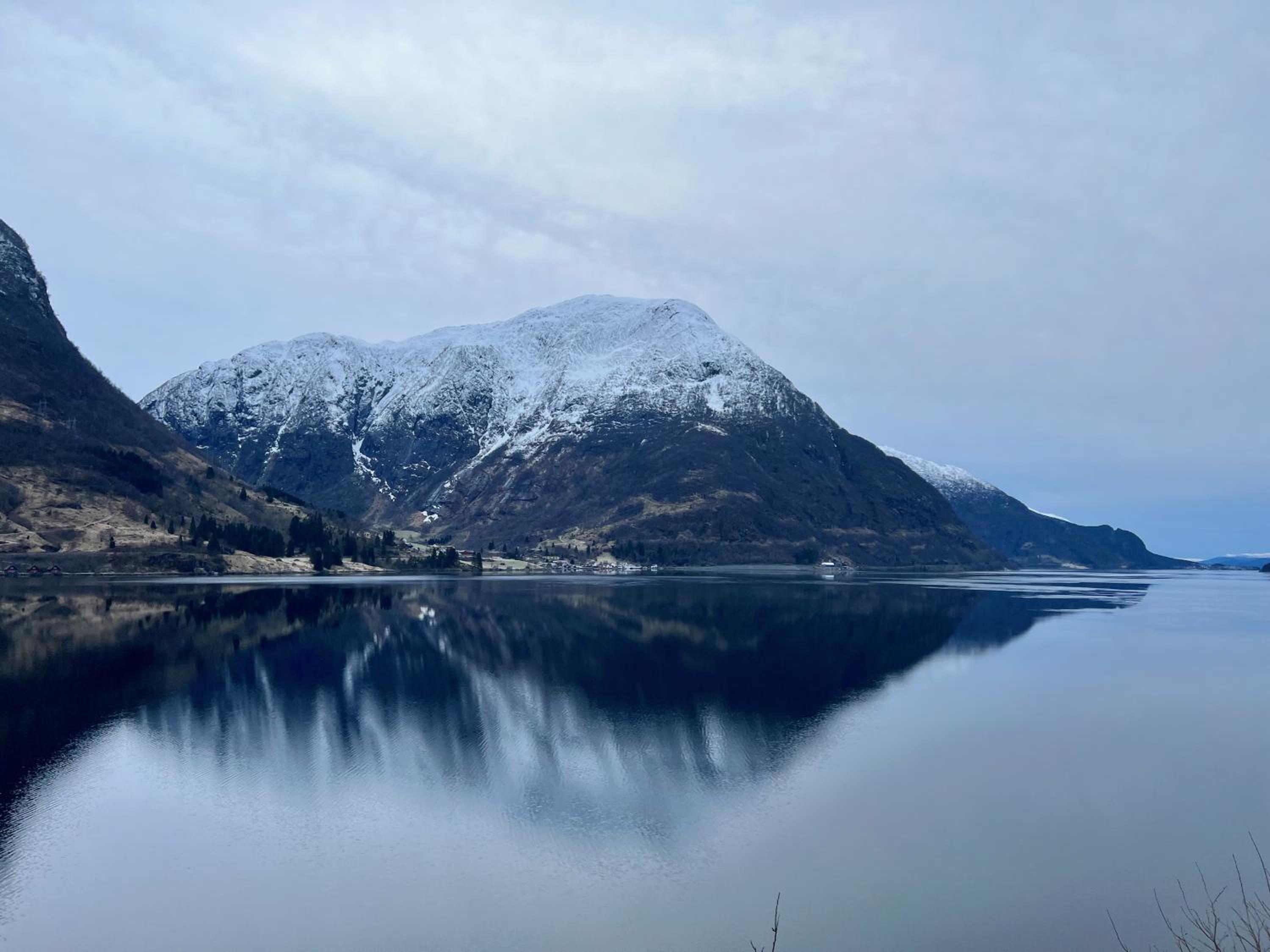 Hardangerfjord View - luxury fjord-side holiday home