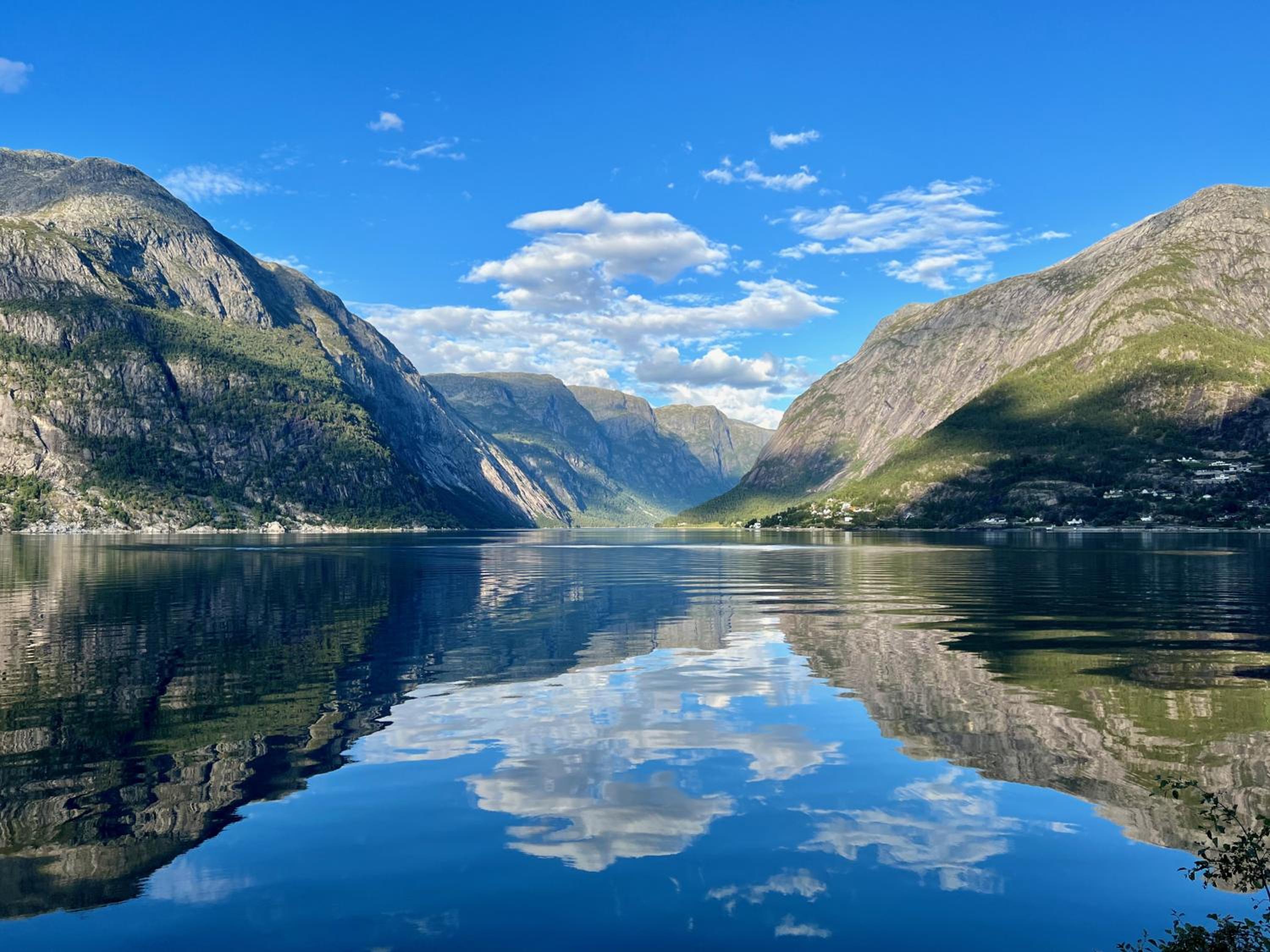 Hardangerfjord View - luxury fjord-side holiday home