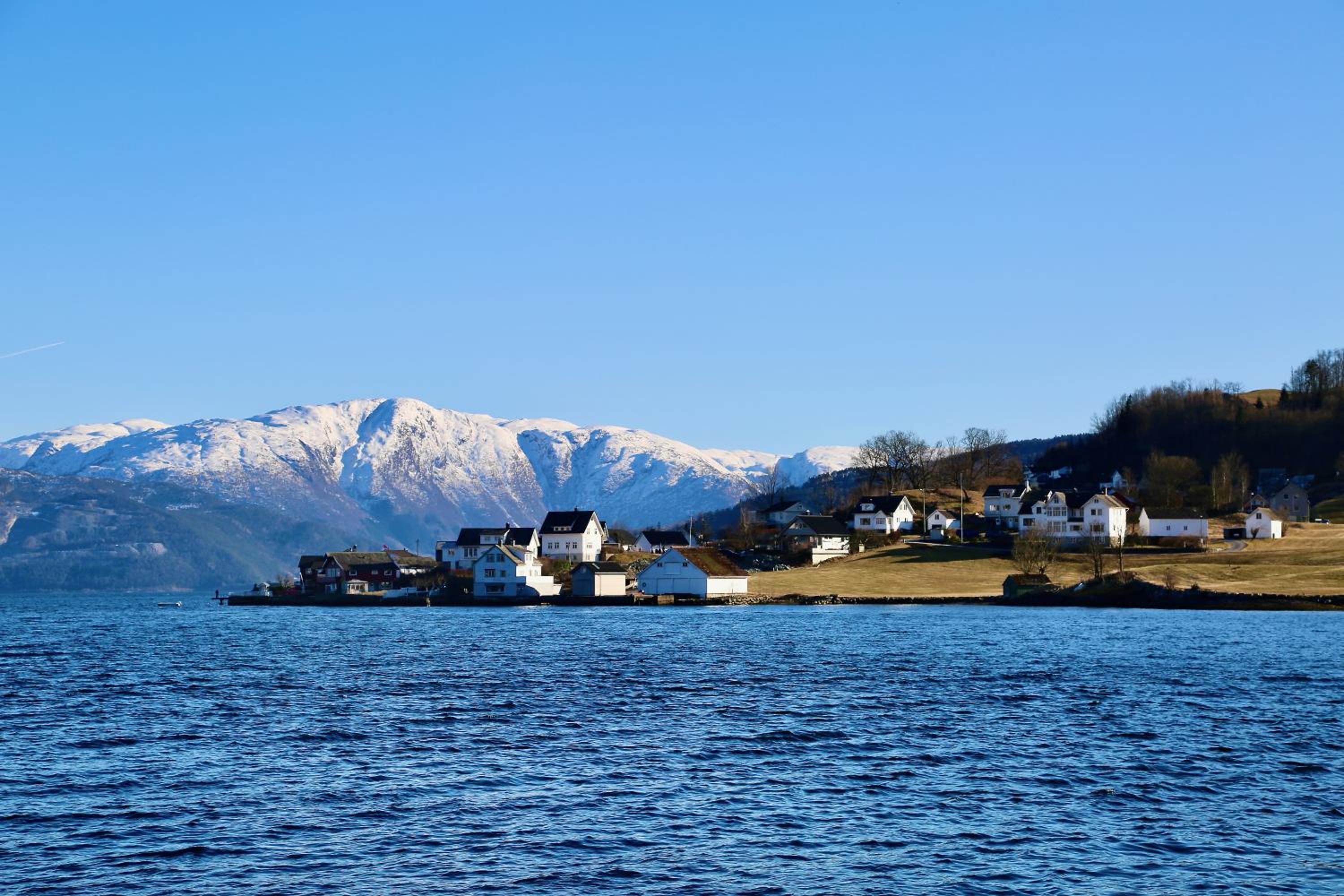 Hardangerfjord View - luxury fjord-side holiday home