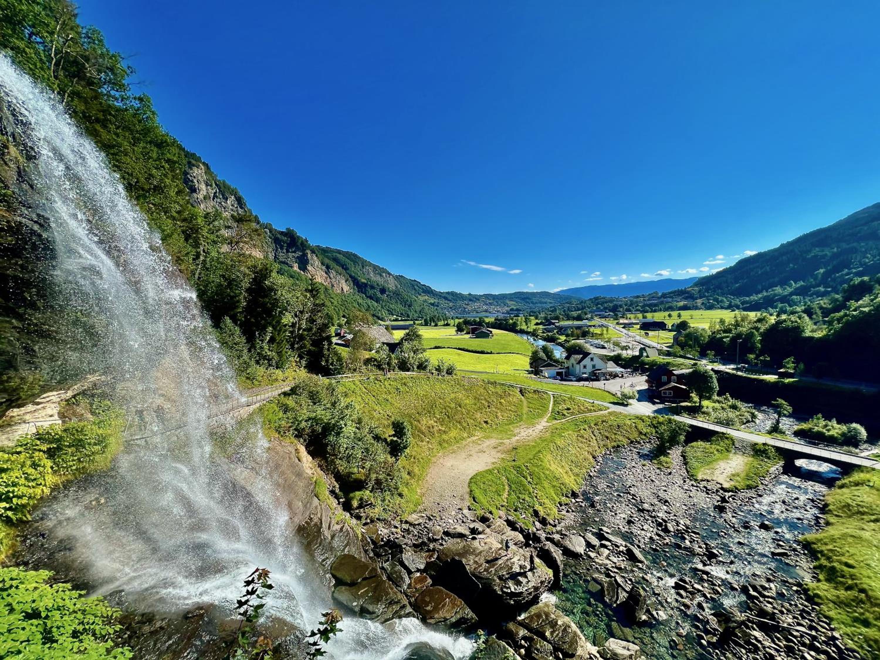 Hardangerfjord View - luxury fjord-side holiday home