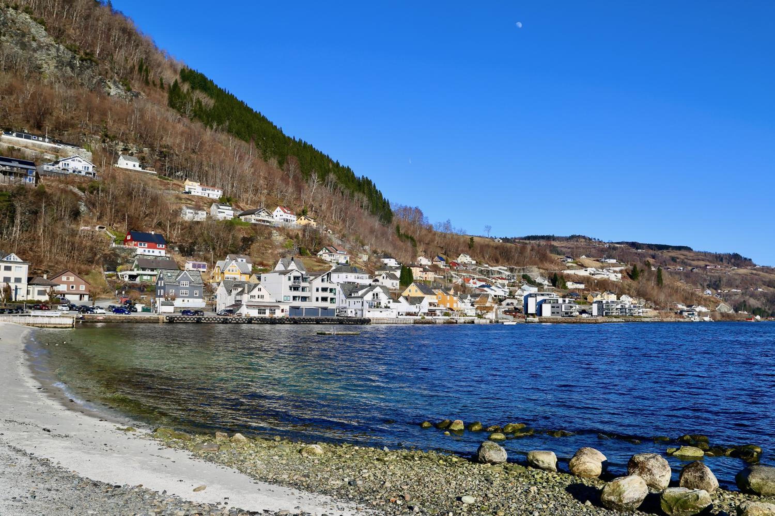 Hardangerfjord View - luxury fjord-side holiday home