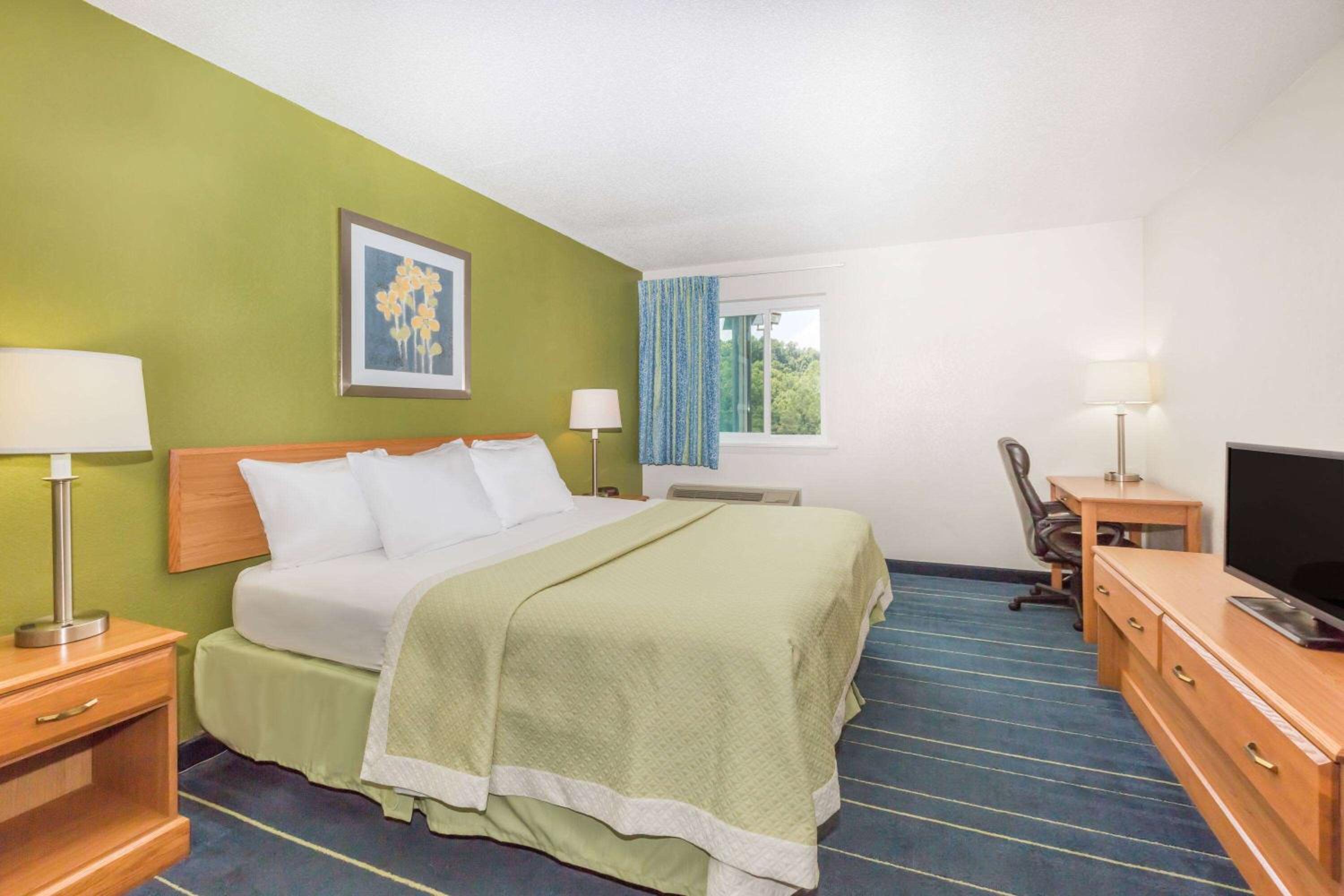 Days Inn & Suites by Wyndham Bridgeport - Clarksburg view 4