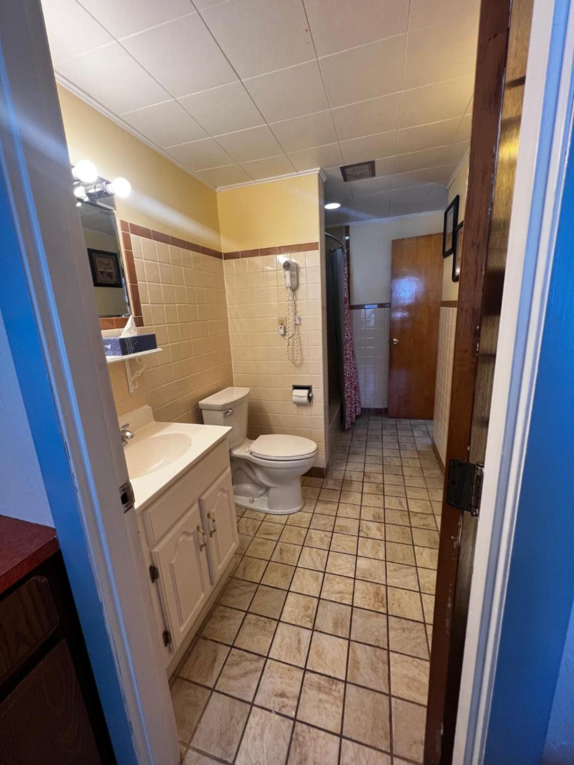 Claddagh Motel & Suites