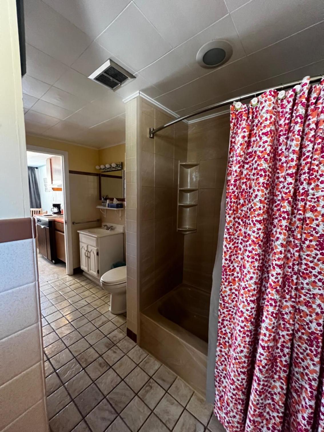 Claddagh Motel & Suites