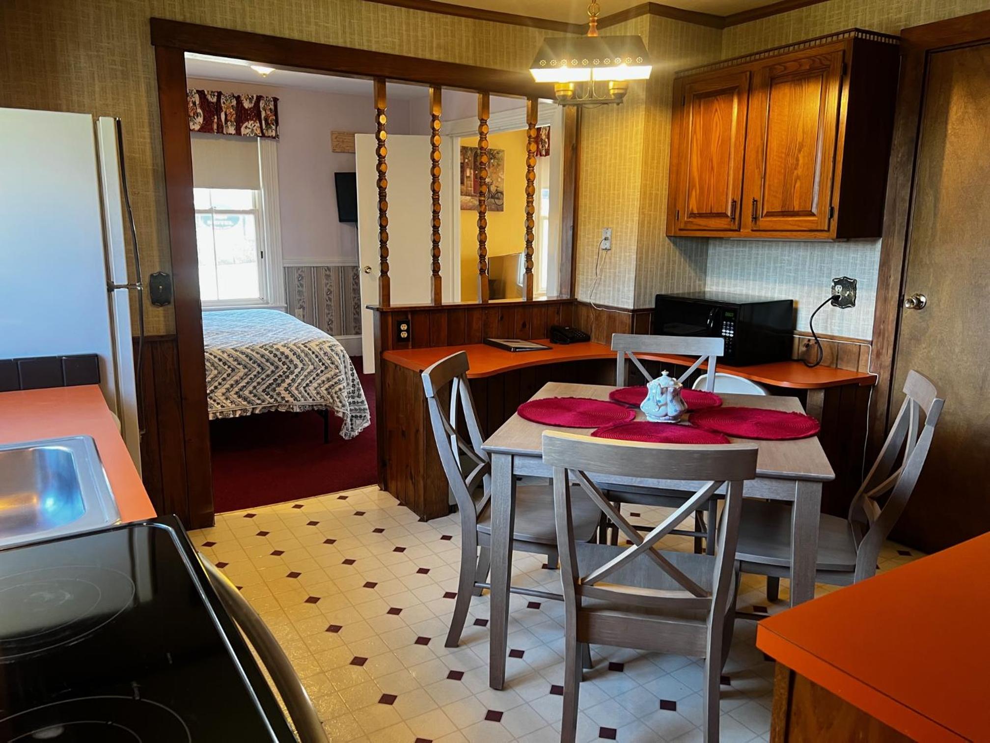 Claddagh Motel & Suites