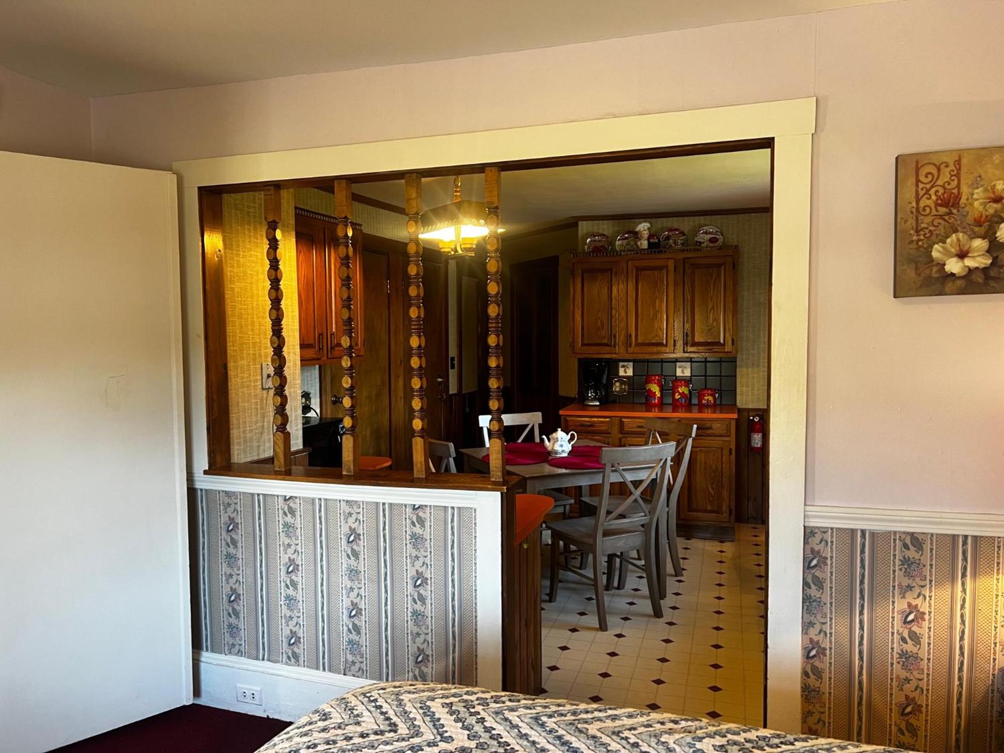 Claddagh Motel & Suites