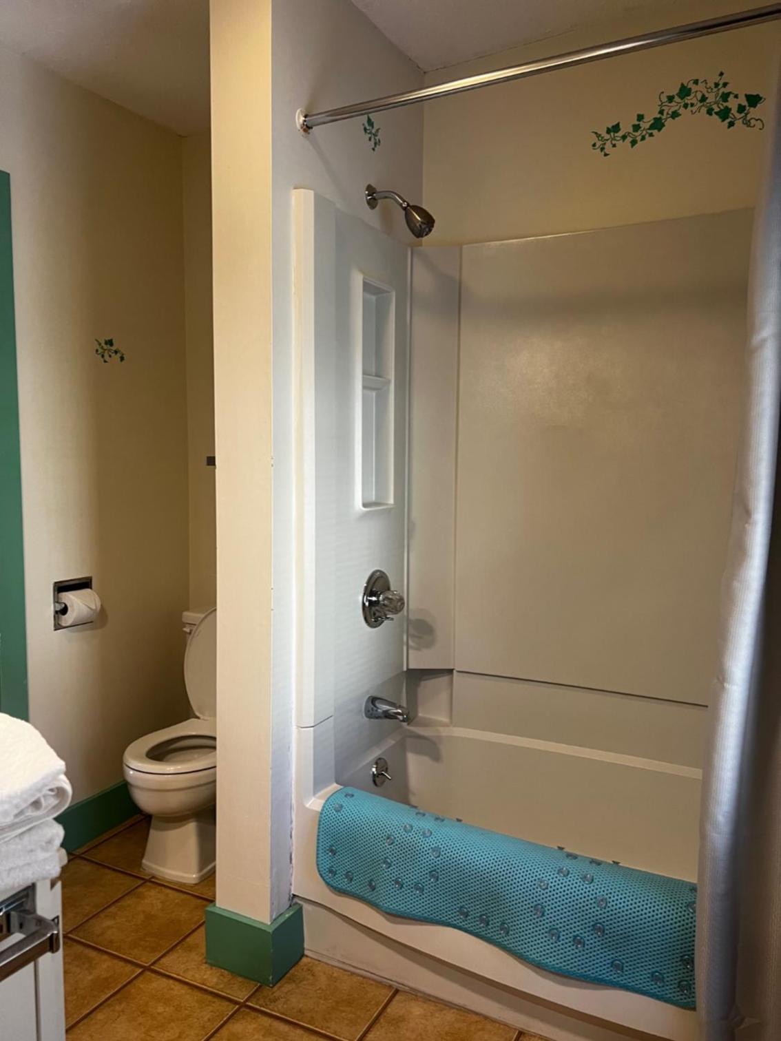 Claddagh Motel & Suites