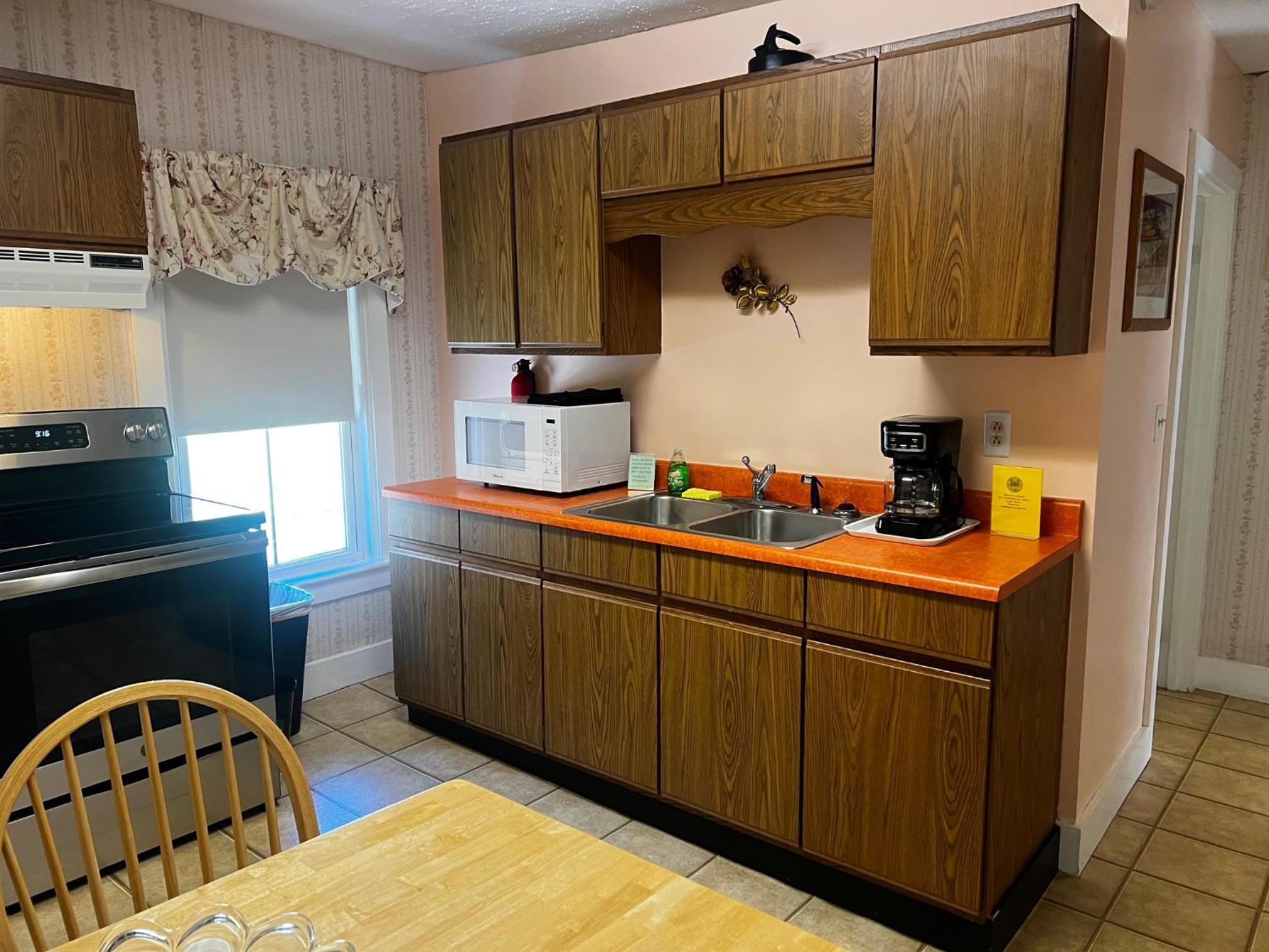 Claddagh Motel & Suites