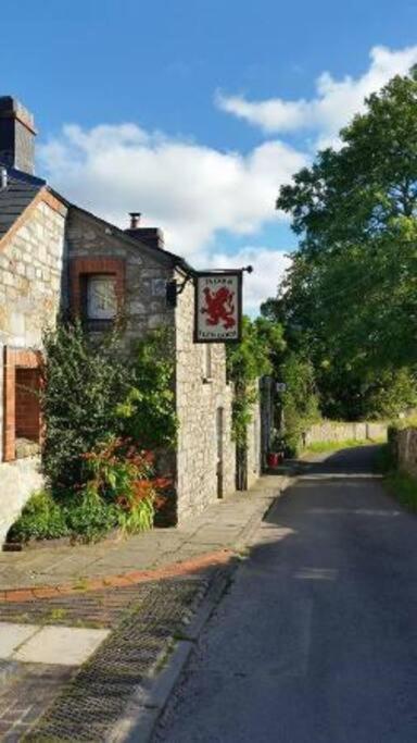 Hotel Rose Cottage Trecynon Traditional 2 bed cottage Zip World Beacons Bike - Image 1