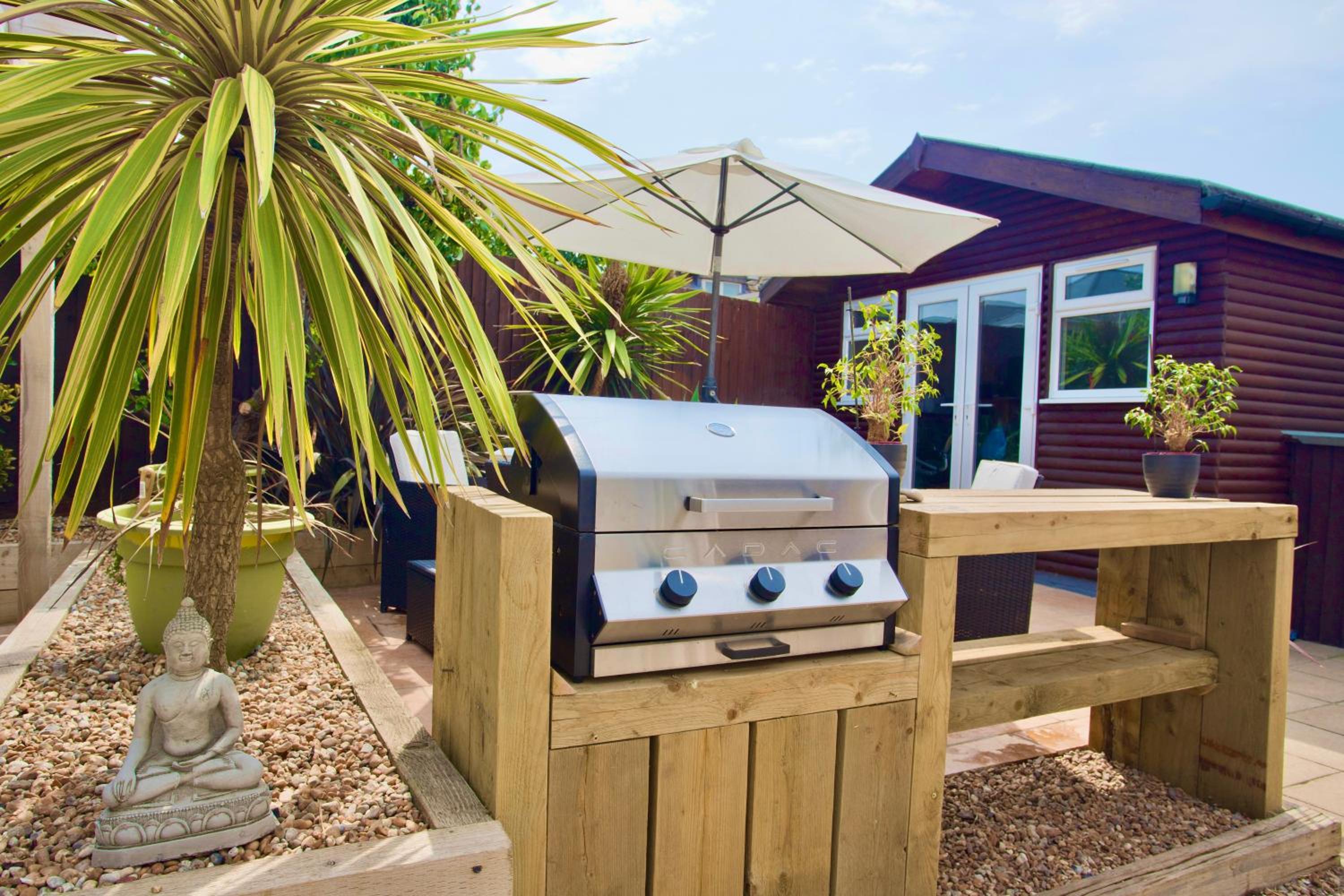 Luxurious Retreat - Hot Tub - Pool Table - Gym - Sauna - Cinema Room - Free Parking - WiFi - Close to Beach view 2