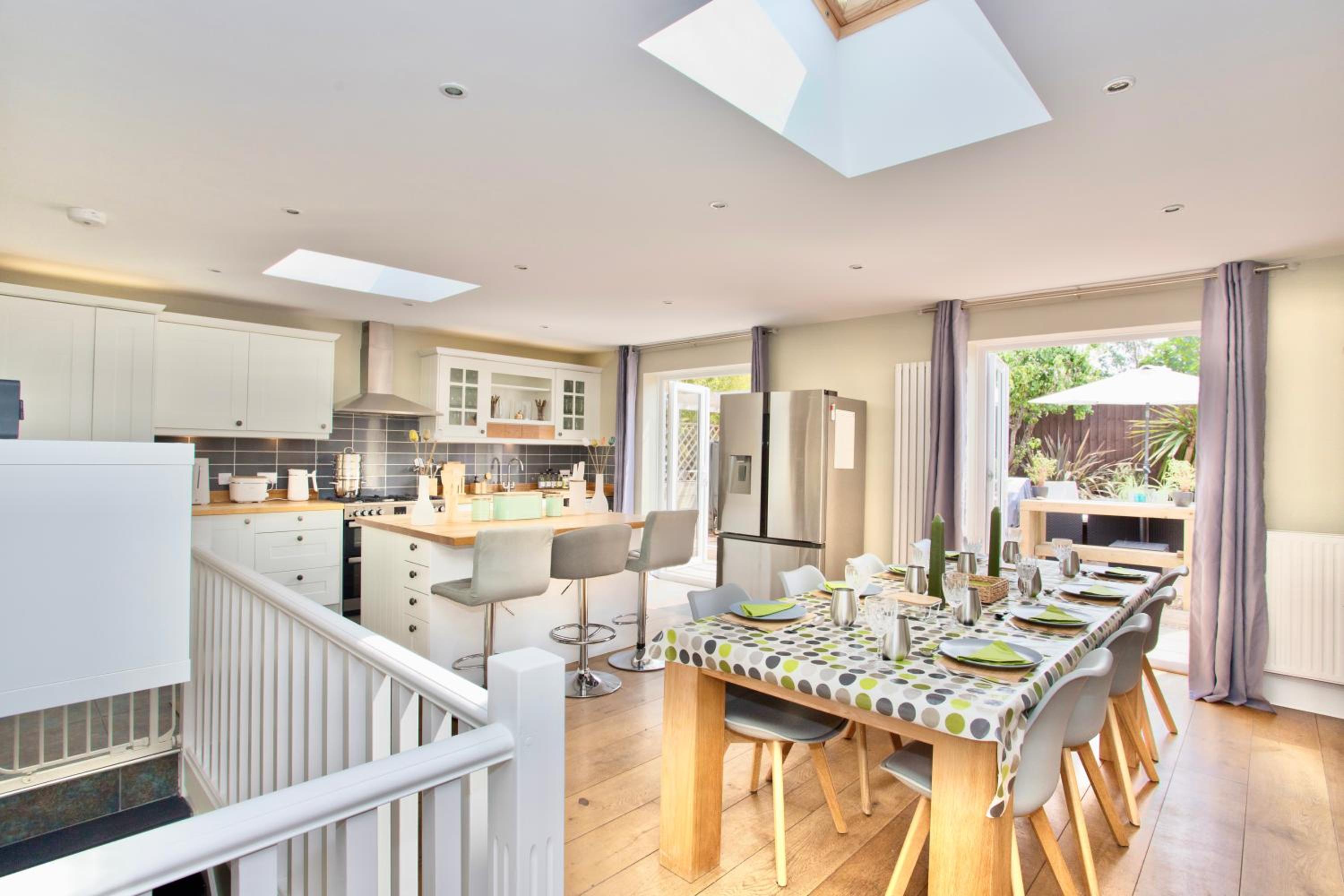 Luxurious Retreat - Hot Tub - Pool Table - Gym - Sauna - Cinema Room - Free Parking - WiFi - Close to Beach view 3