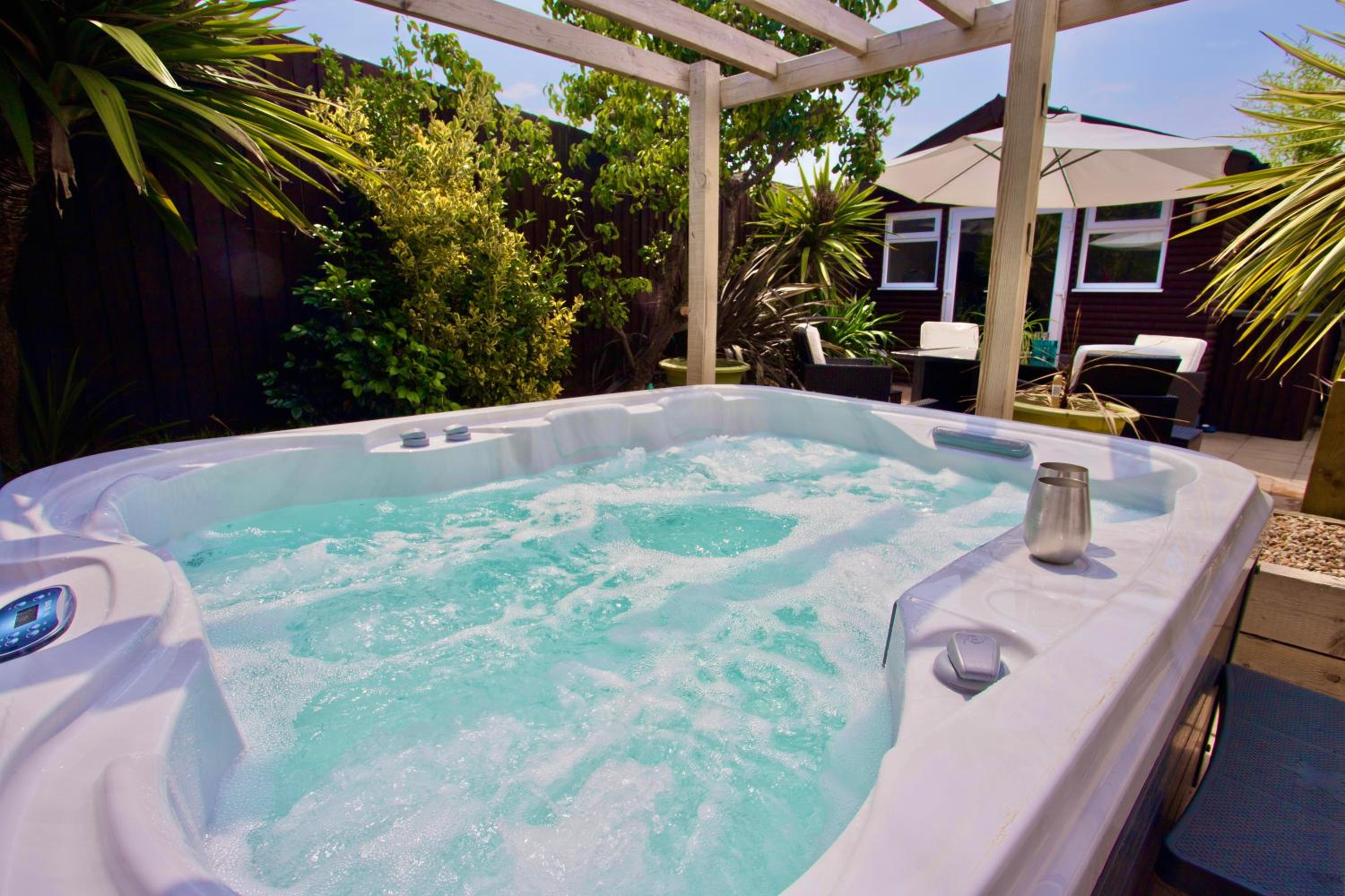 Luxurious Retreat - Hot Tub - Pool Table - Gym - Sauna - Cinema Room - Free Parking - WiFi - Close to Beach view 5