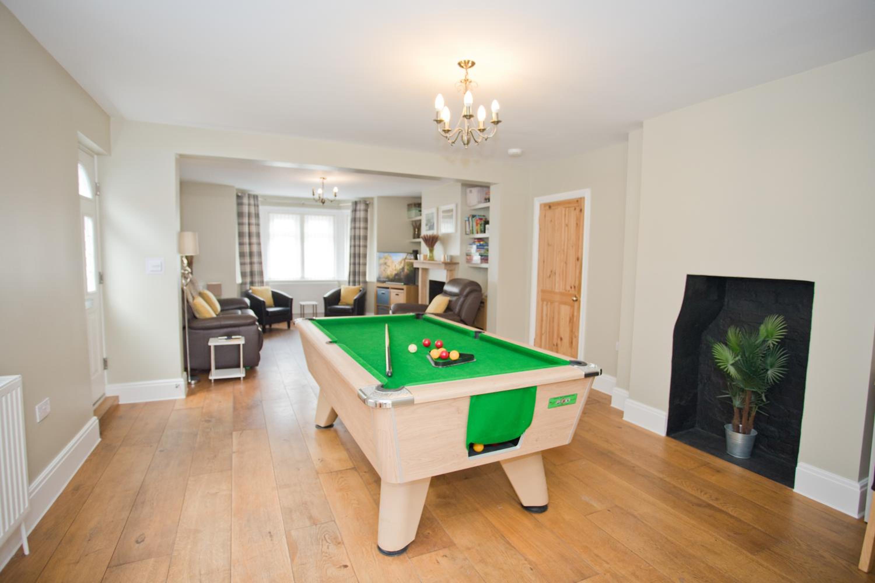 Luxurious Retreat - Hot Tub - Pool Table - Gym - Sauna - Cinema Room - Free Parking - WiFi - Close to Beach view 4