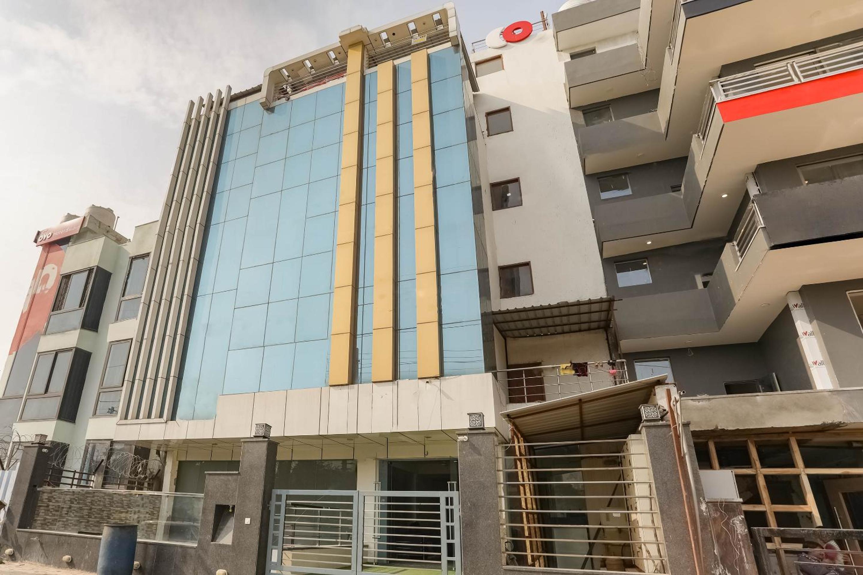 Collection O Comfort Residency Near Medanta Hospital Near Omaxe Celebration Mall view 2
