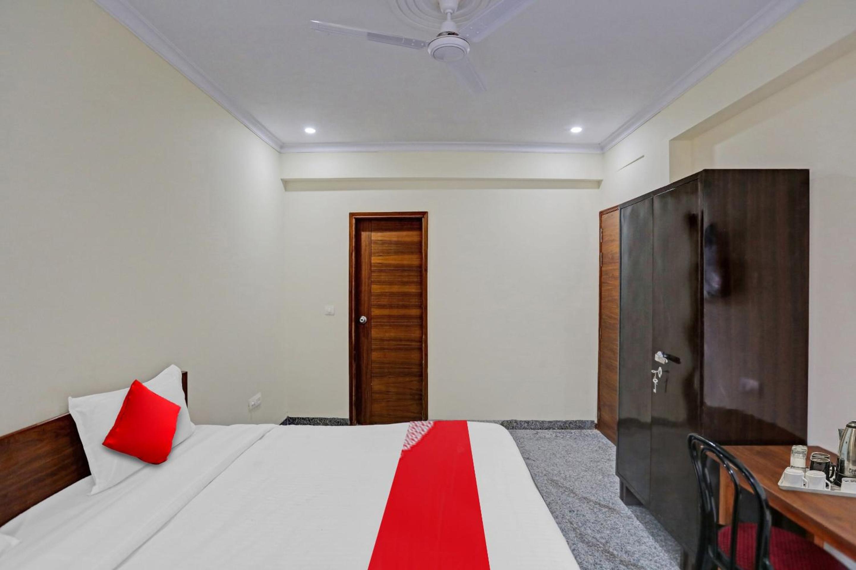Hotel O Unicorn Rooms Near Omaxe Celebration Mall