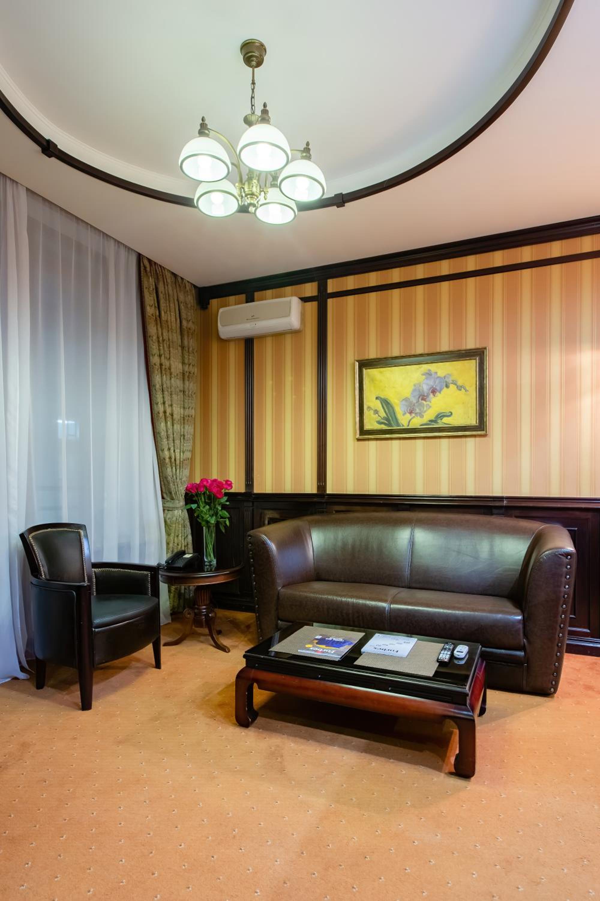 Attache & Tiso Hotel view 3