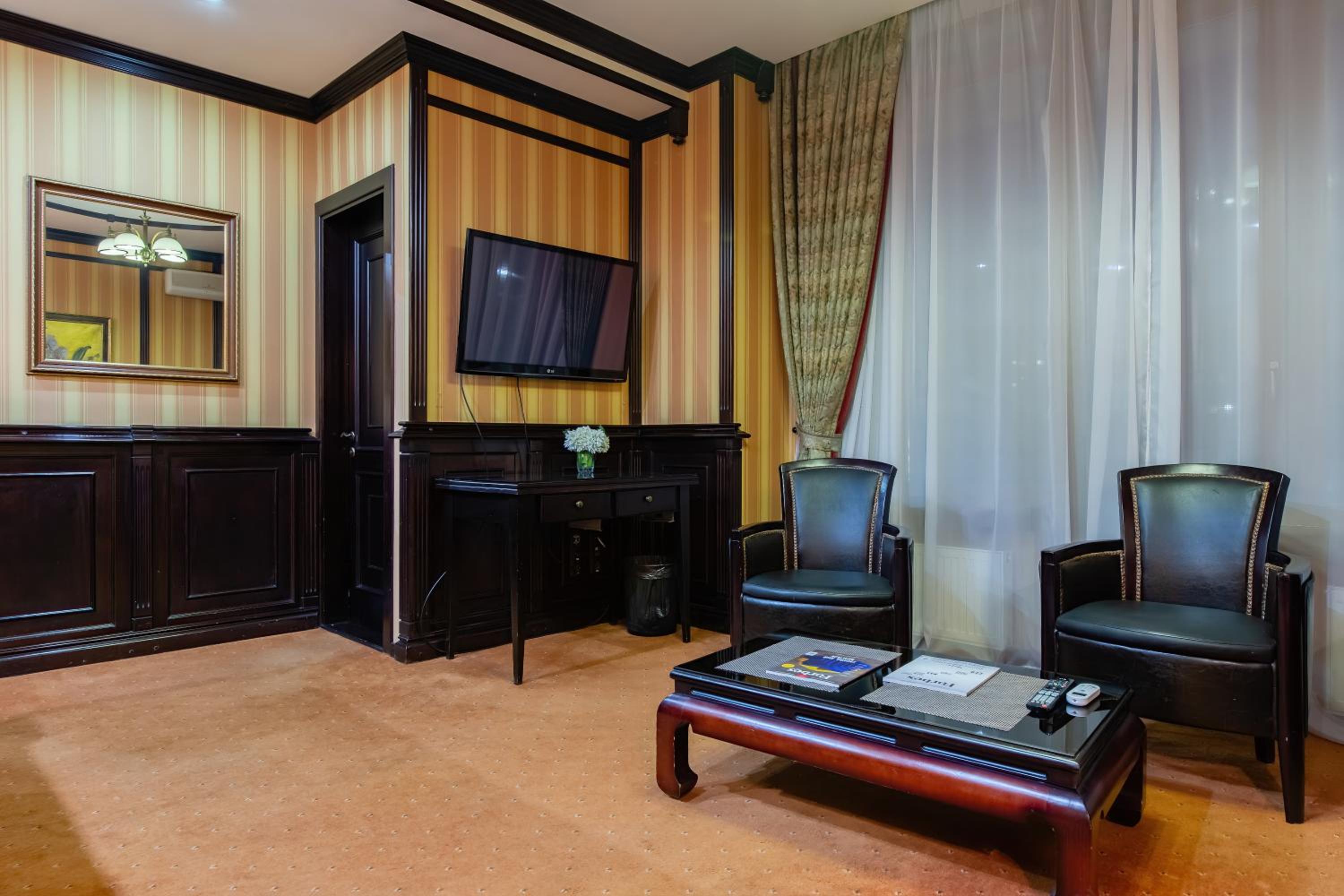 Attache & Tiso Hotel view 4