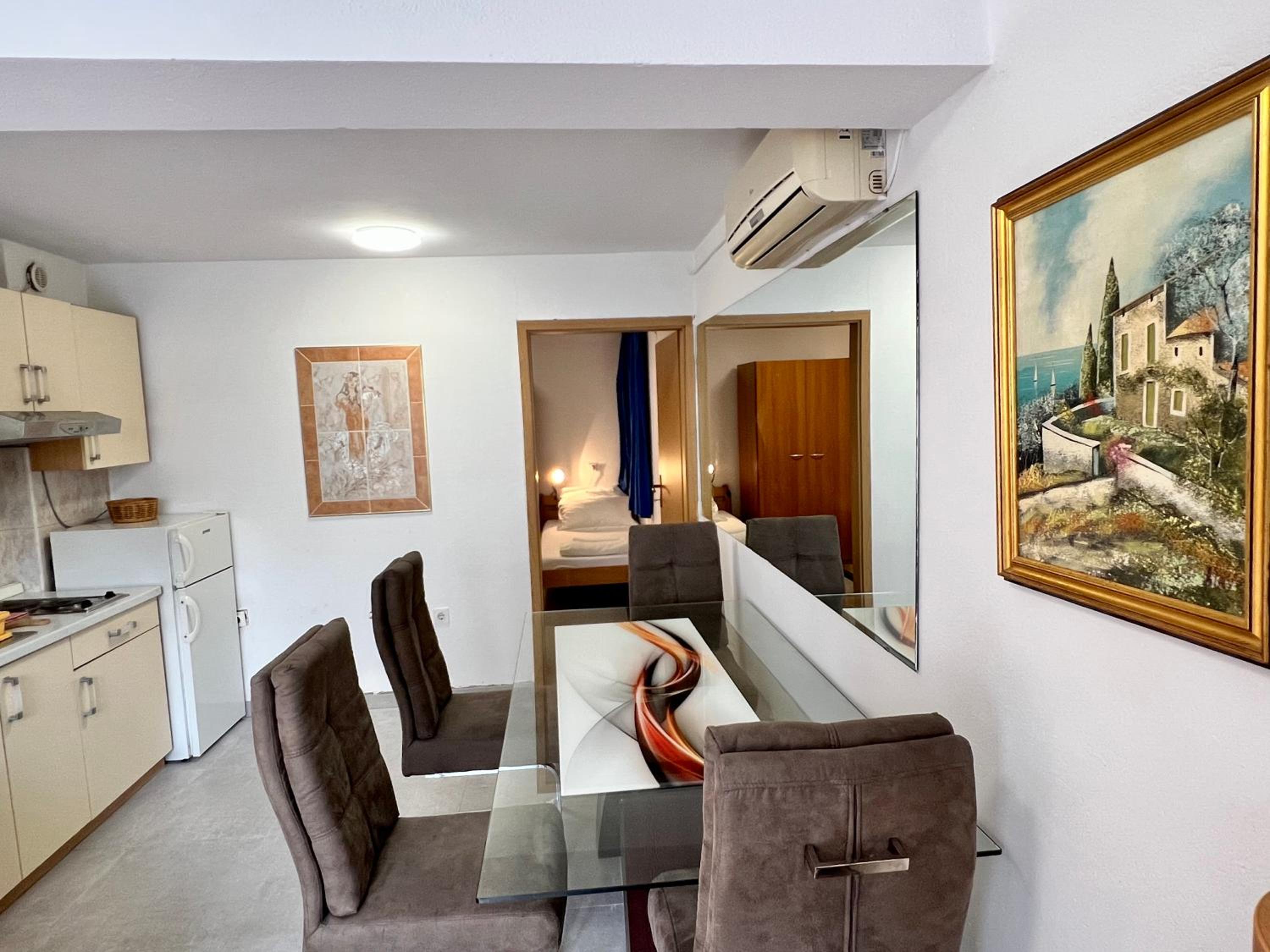Rooms & Apartment Hegic with parking