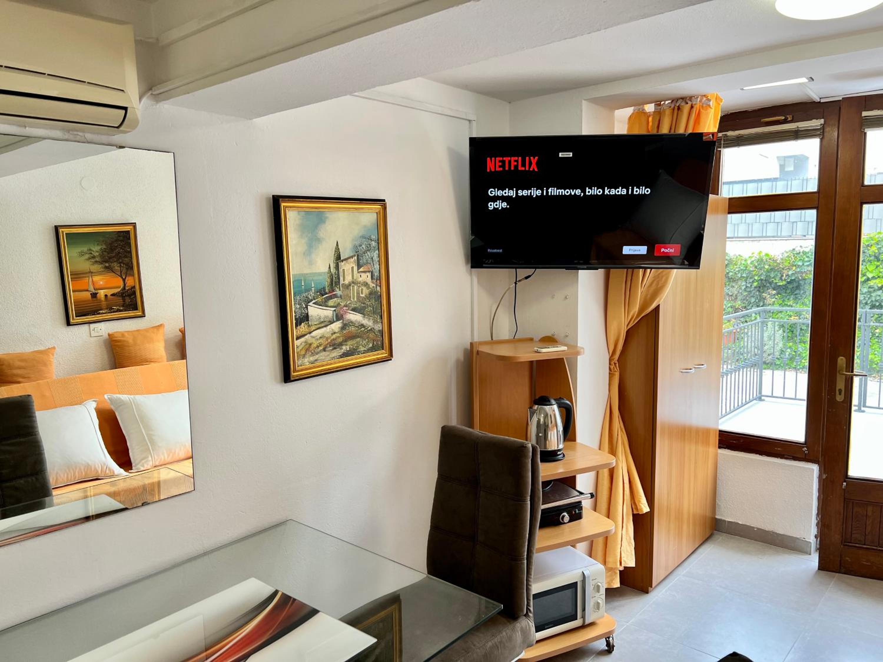 Rooms & Apartment Hegic with parking