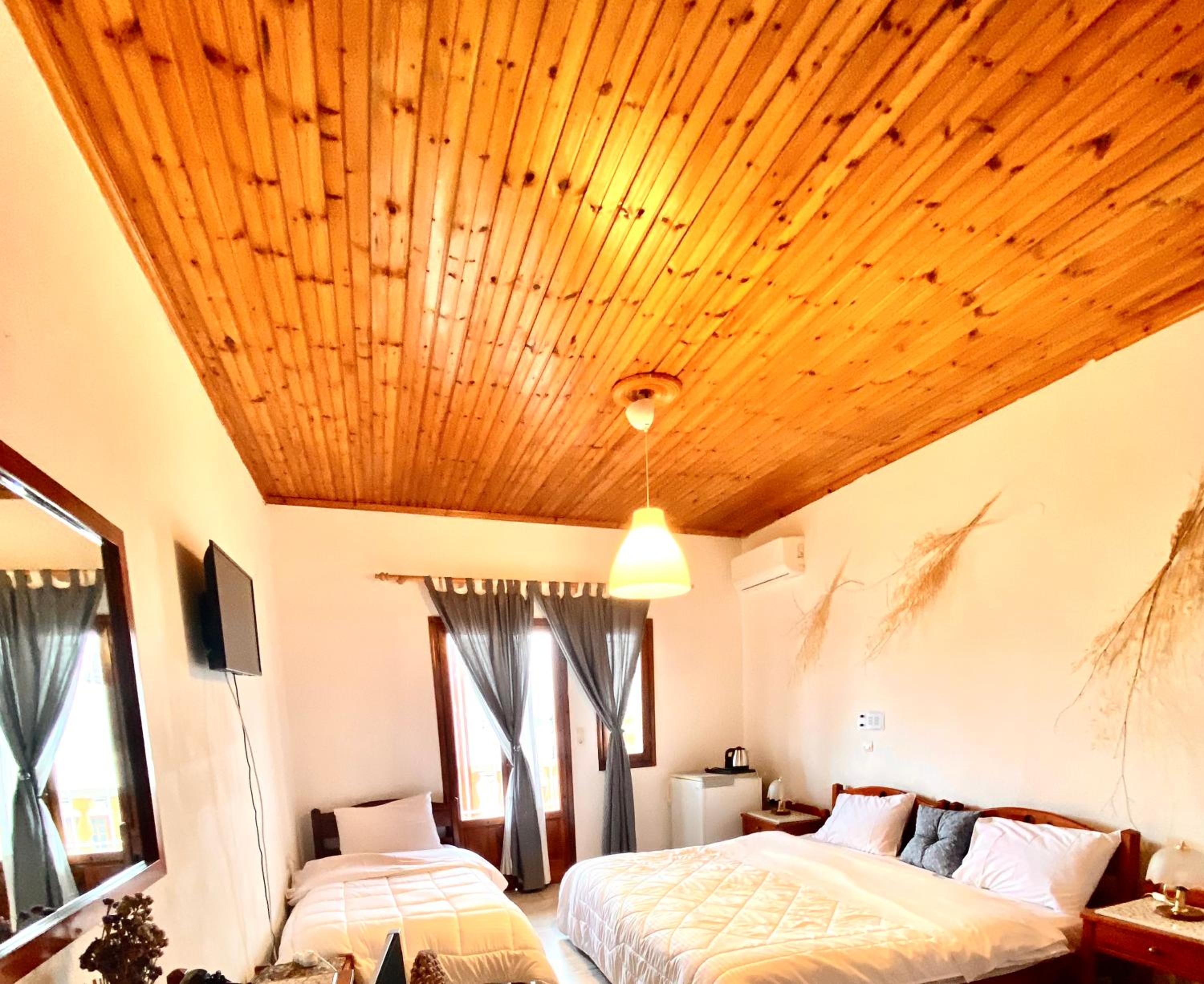 Costas Inn