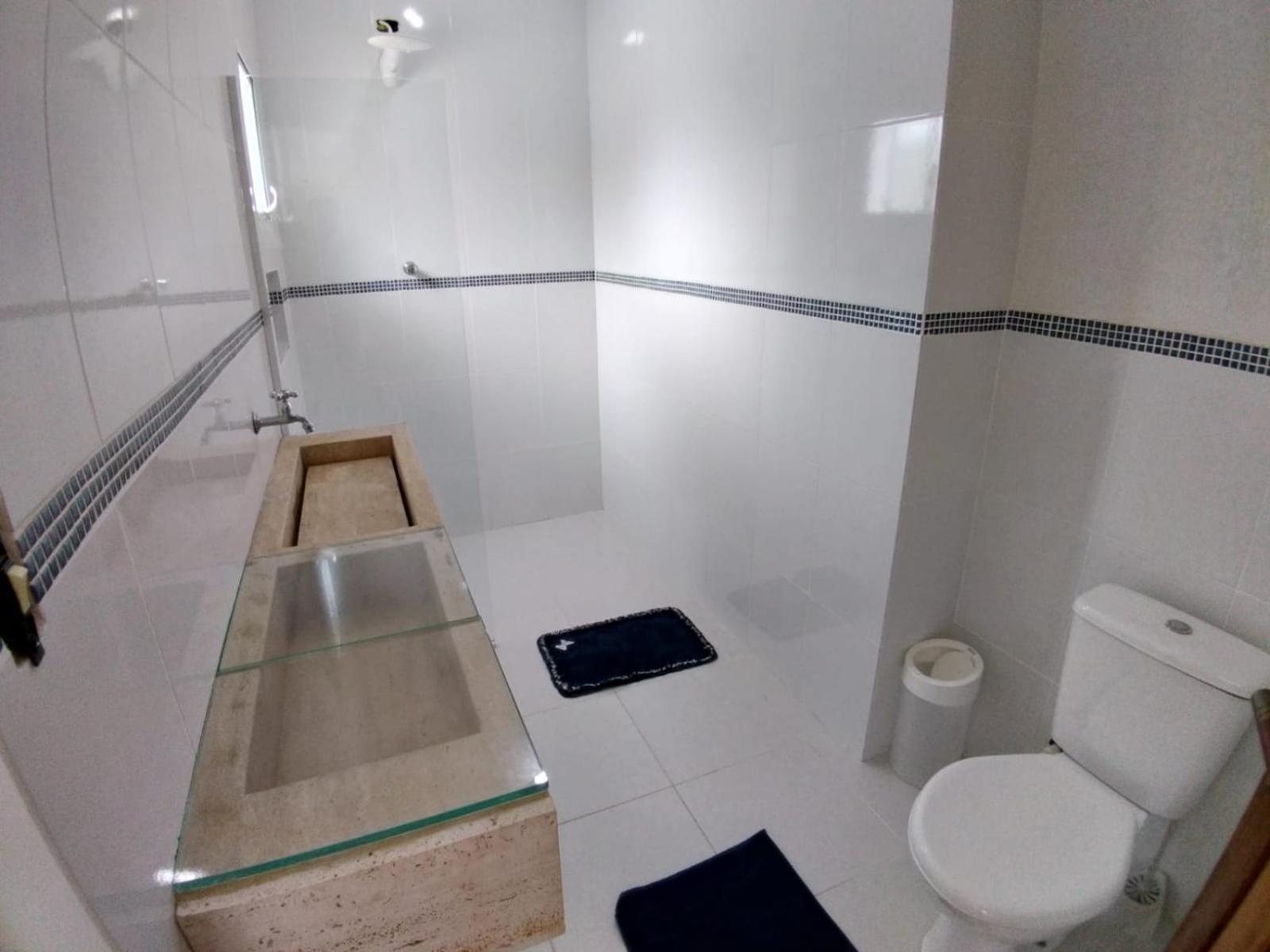 Casa c/ piscna em cond. fechado