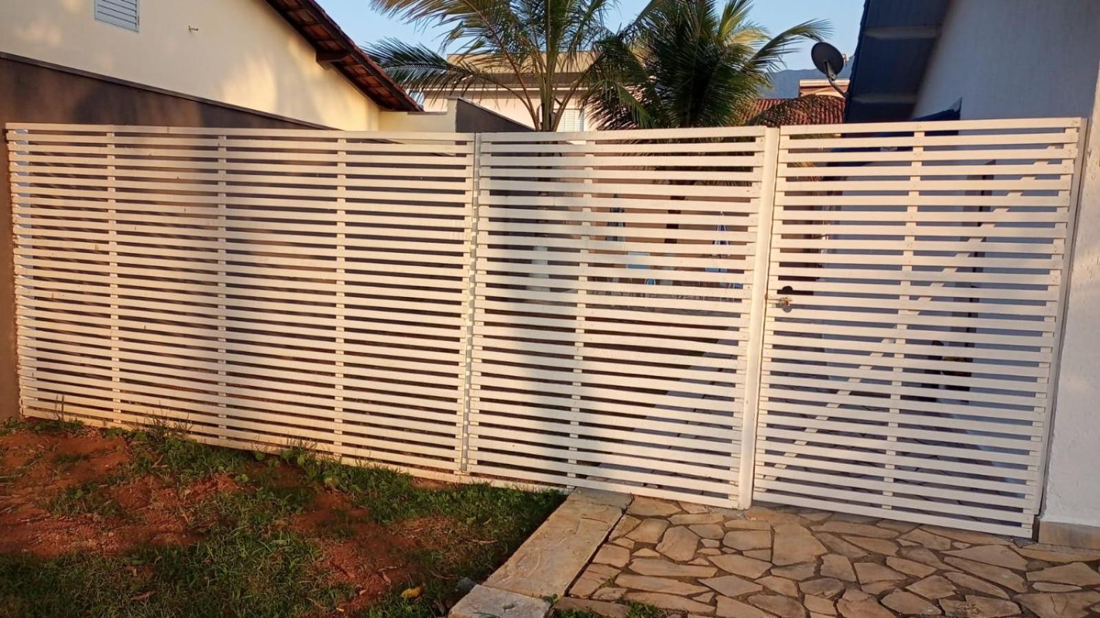 Casa c/ piscna em cond. fechado