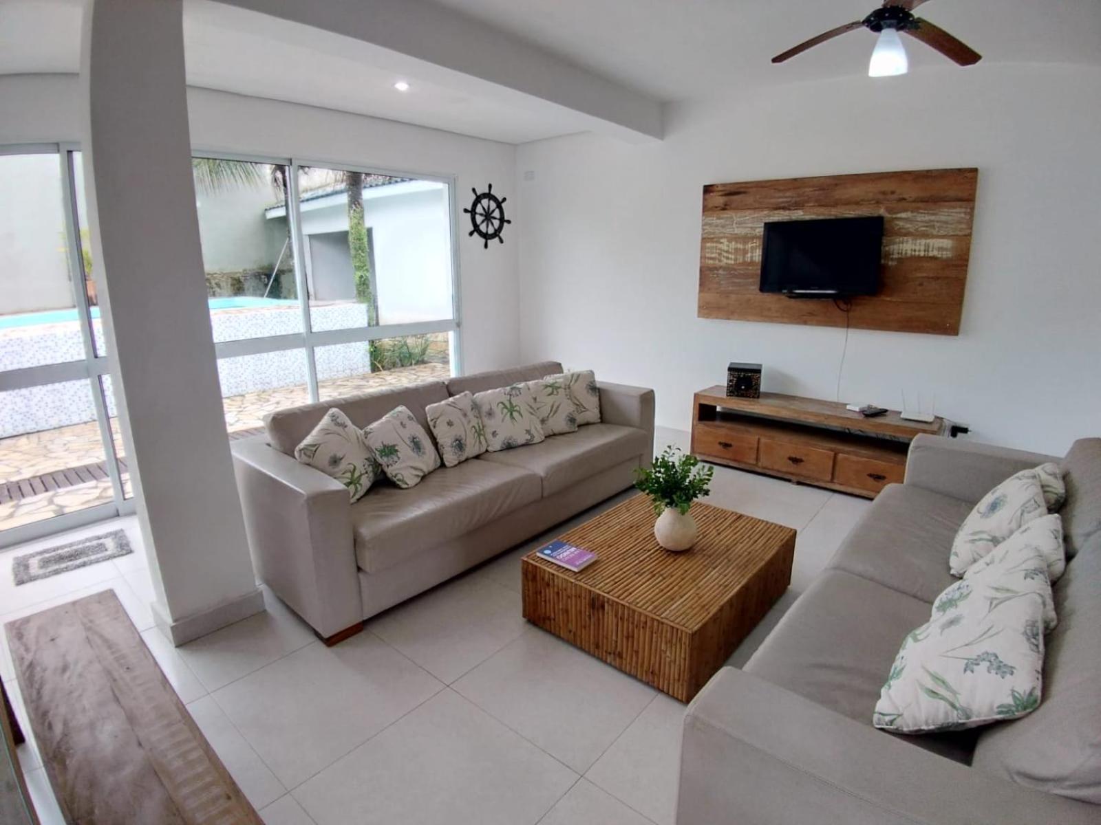 Casa c/ piscna em cond. fechado