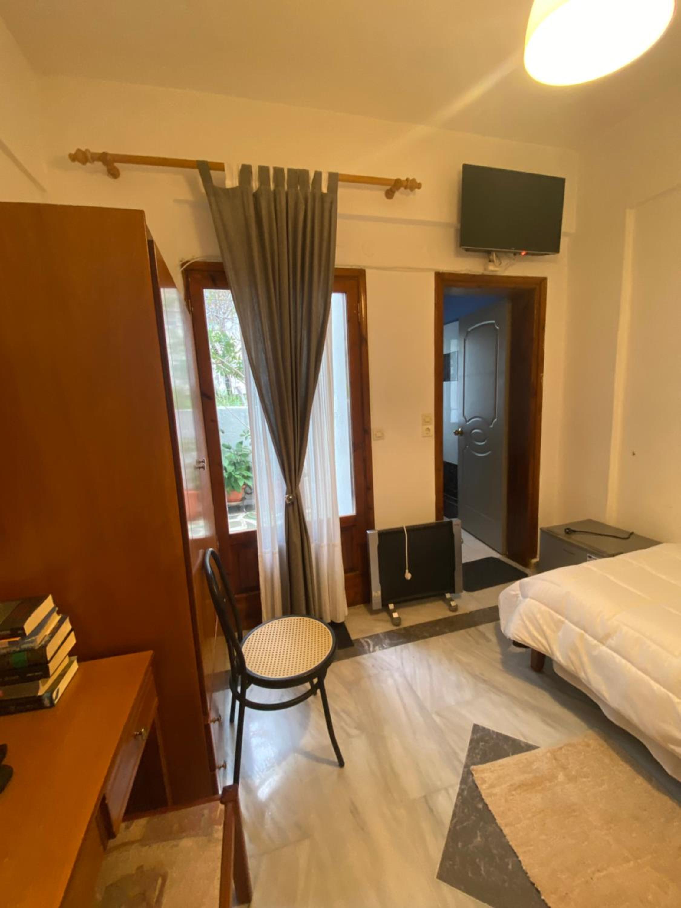 Costas Inn
