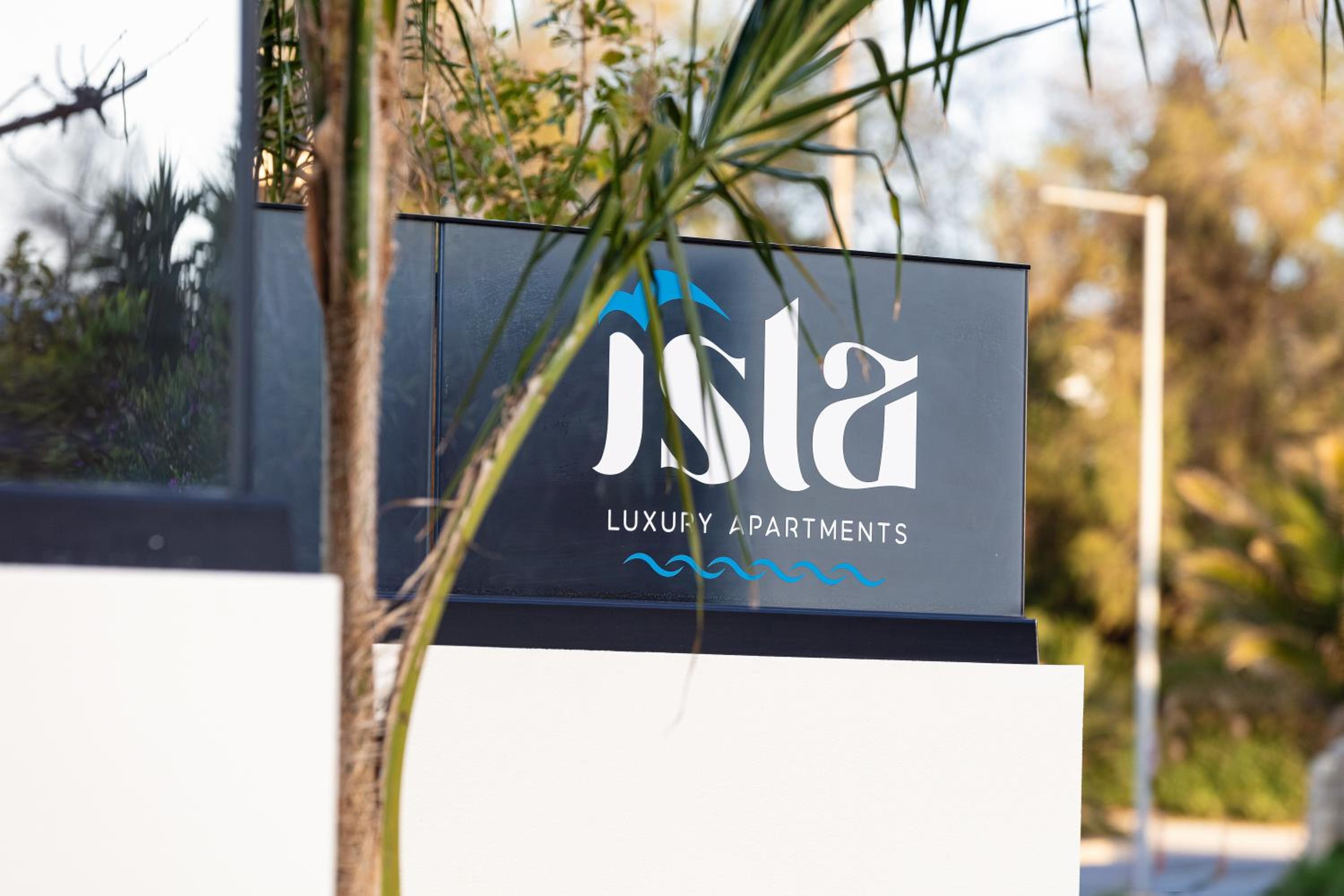 Isla Luxury Apartments - Private Hot tub - 100m from beach view 4