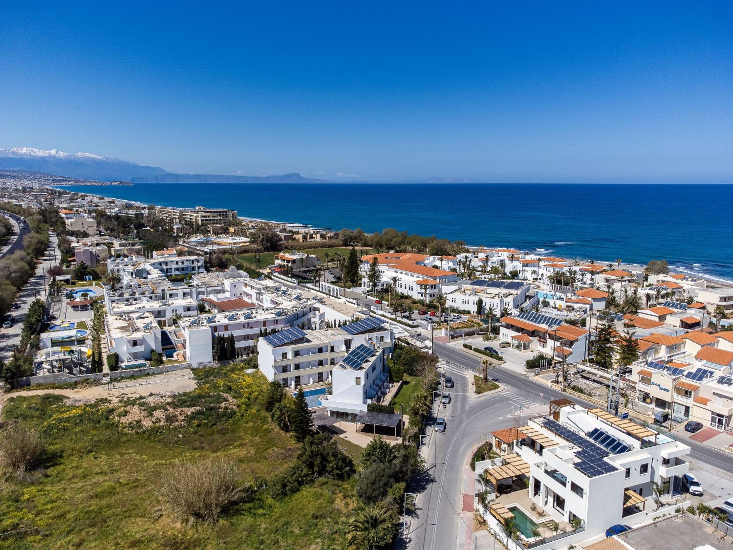 Isla Luxury Apartments - Private Hot tub - 100m from beach view 2