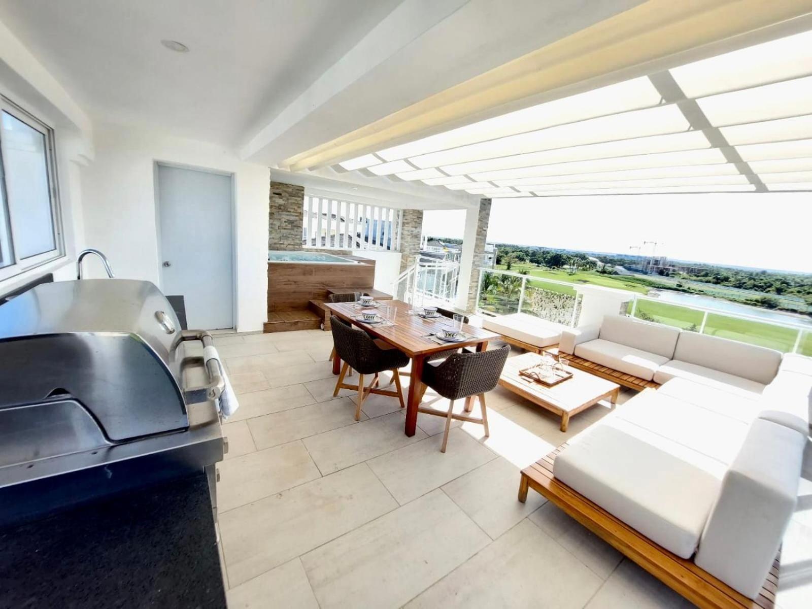 Penthouse Oasis| Private Jacuzzi & Golf Lake Views view 4