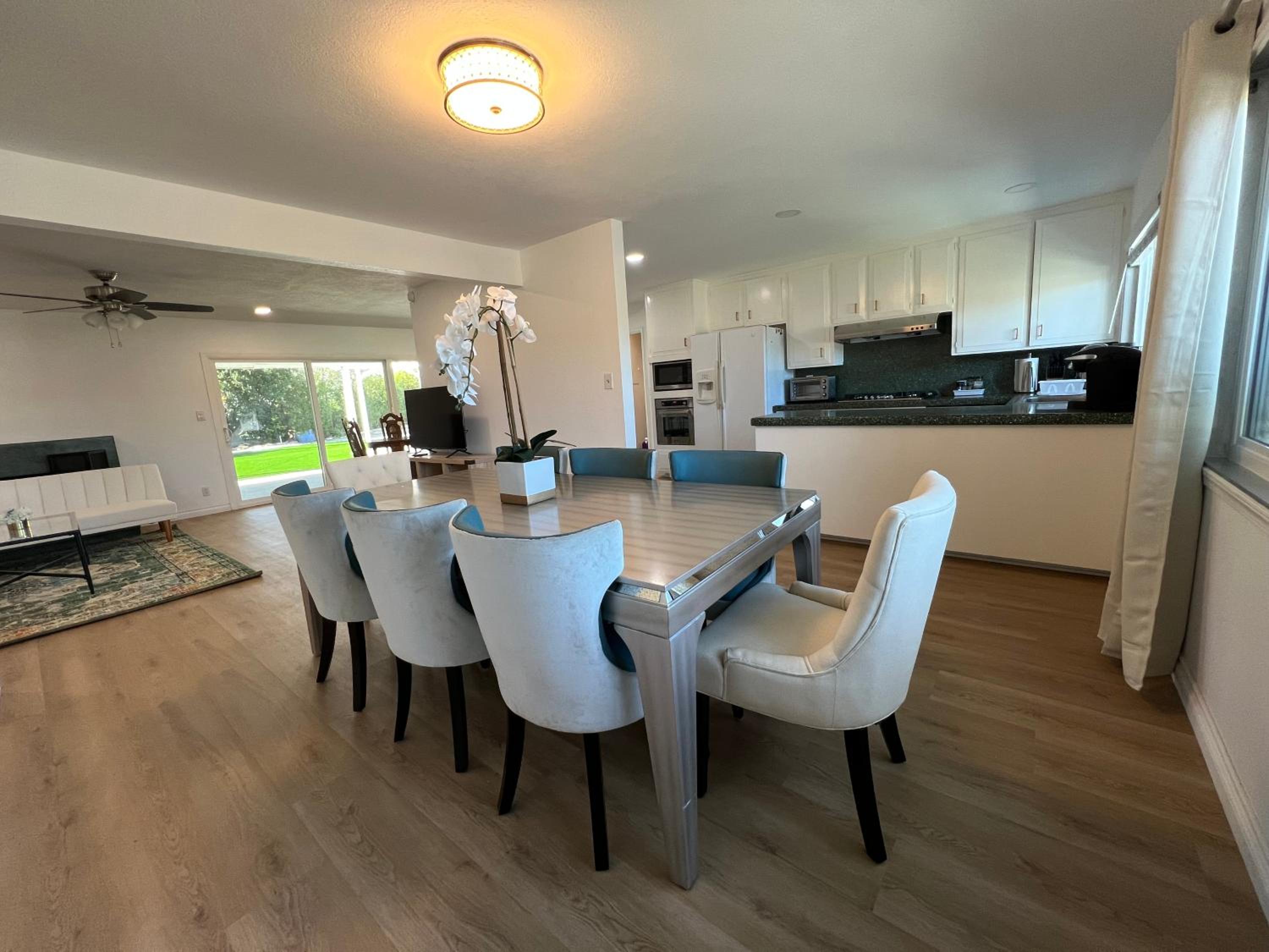 Modern 4 King Beds, Beautiful Large Backyard, Golf, WFH, Long Stays, WI-FI, FWY, 25 mins to Beach view 4