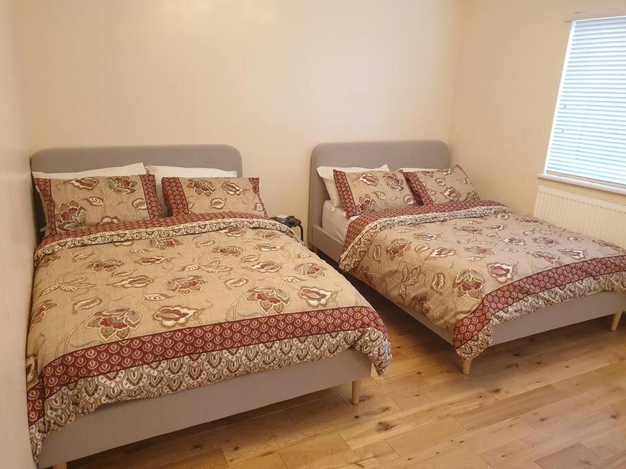 London Luxury 2 Bedroom Flat Sleeps 8 free parking view 2