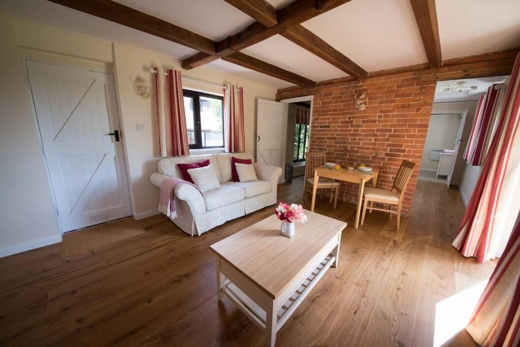 Rural cottage with swimming pool! view 2