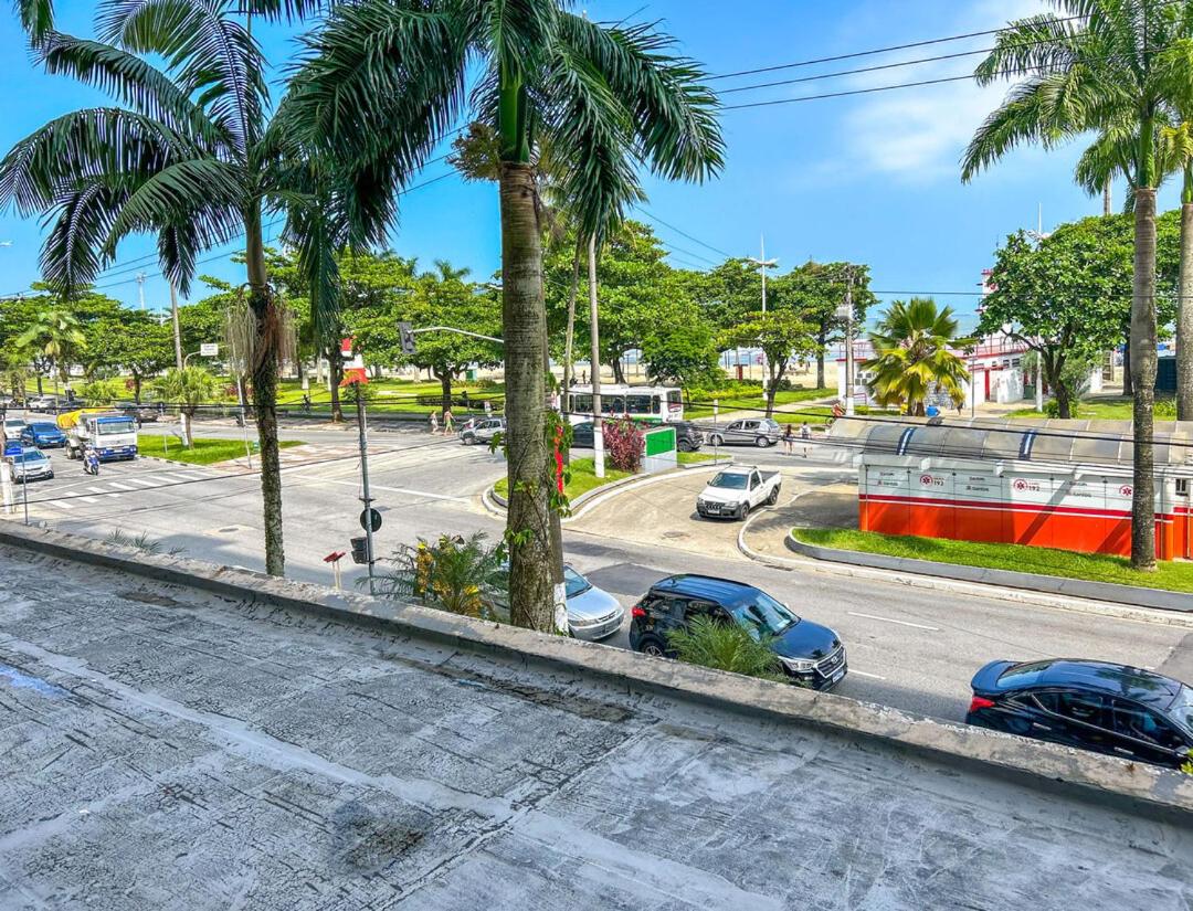 Apto confortável e estiloso com wi-fi a beira mar