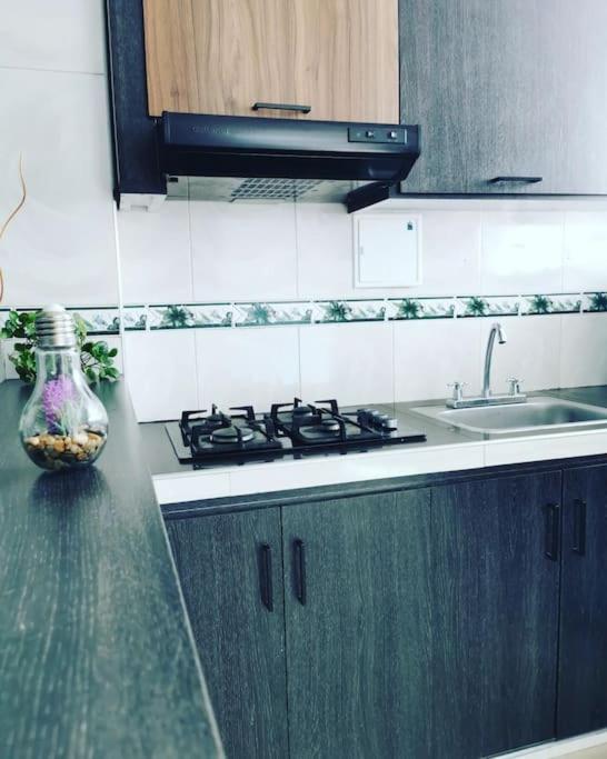 Moderno y lindo apartamento de 3 habitaciones cerca al aeropuerto
