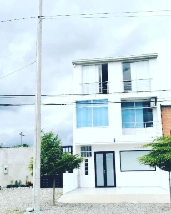 Moderno y lindo apartamento de 3 habitaciones cerca al aeropuerto