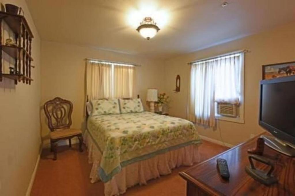 Pine Tree Inn view 4