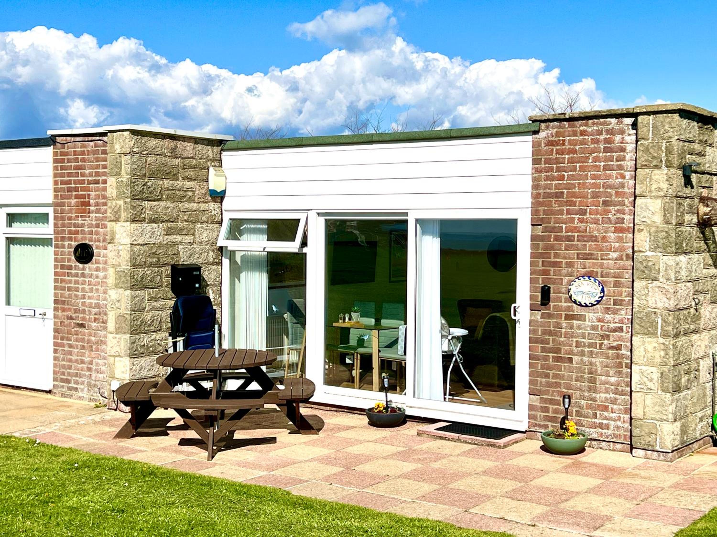 SEAVIEW self-catering coastal bungalow in rural West Wight view 3