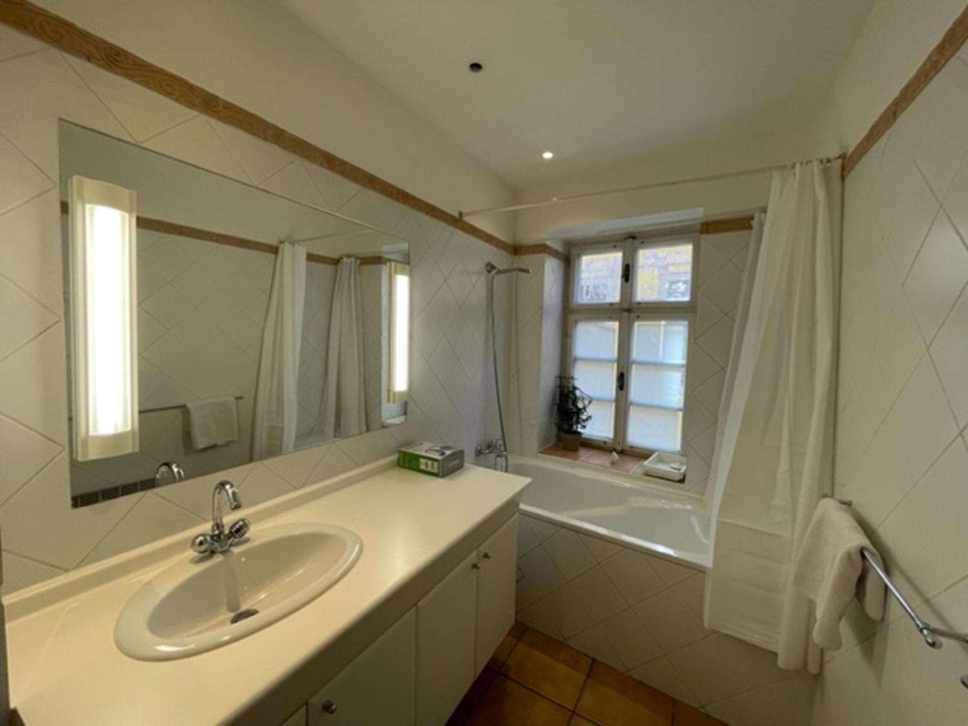1 Bed Flat - Sleeps 4 - Balcony - Wifi