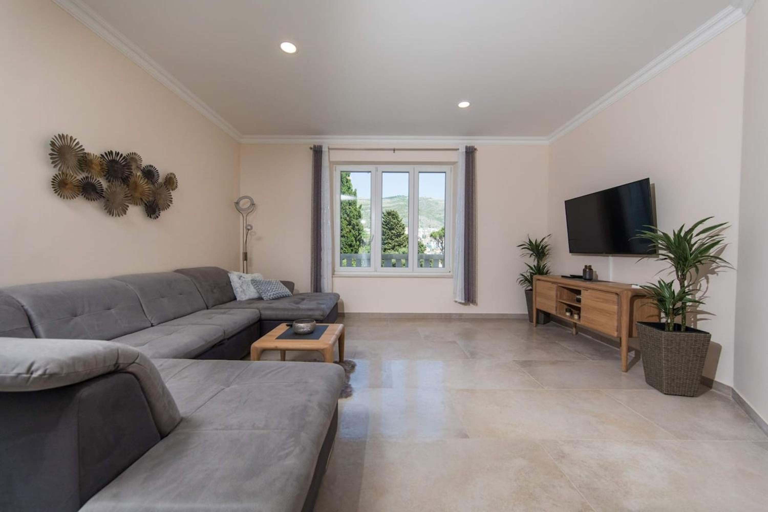 Spacious Villa with Private Pool in Dubrovnik