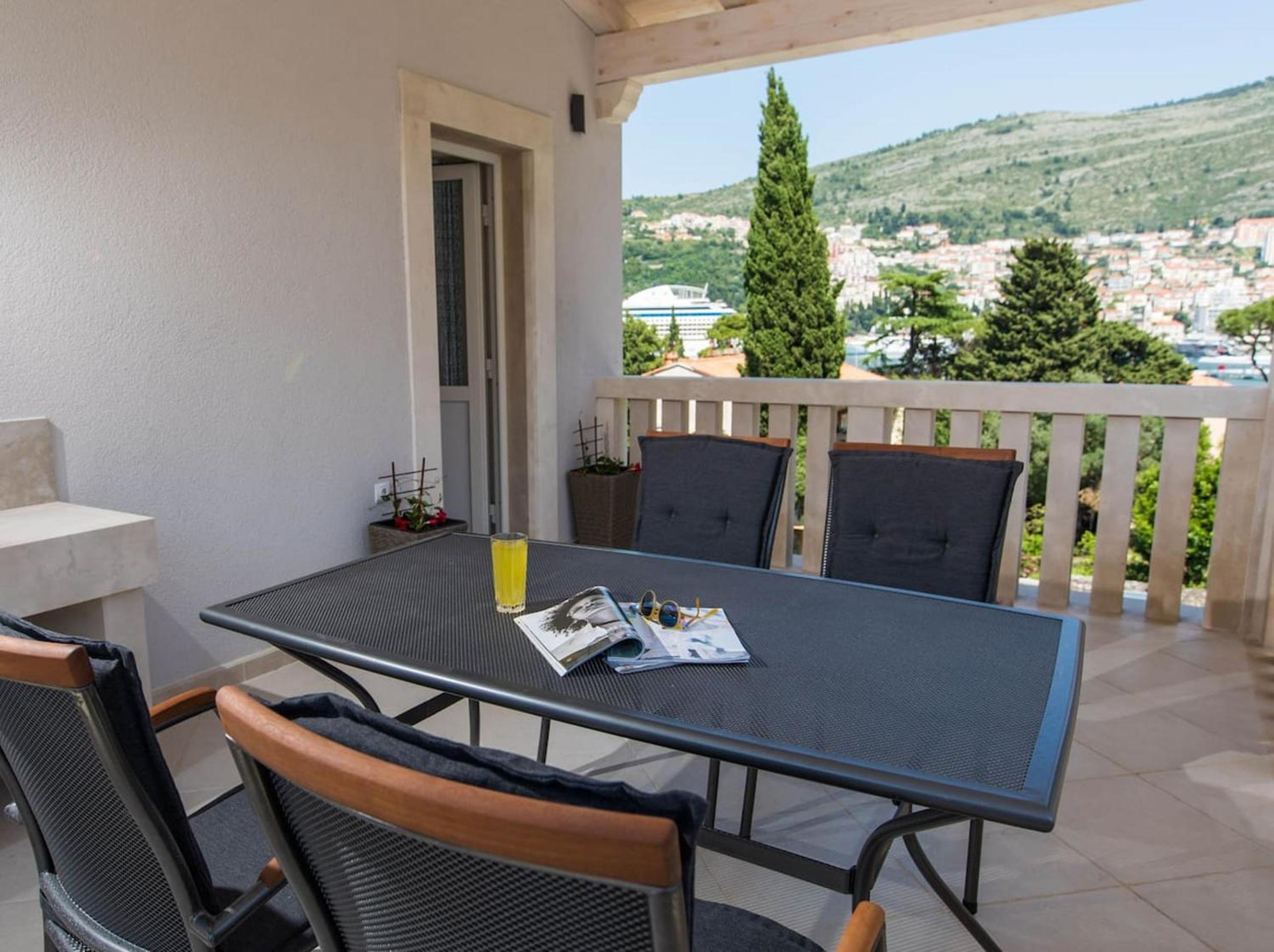 Spacious Villa with Private Pool in Dubrovnik