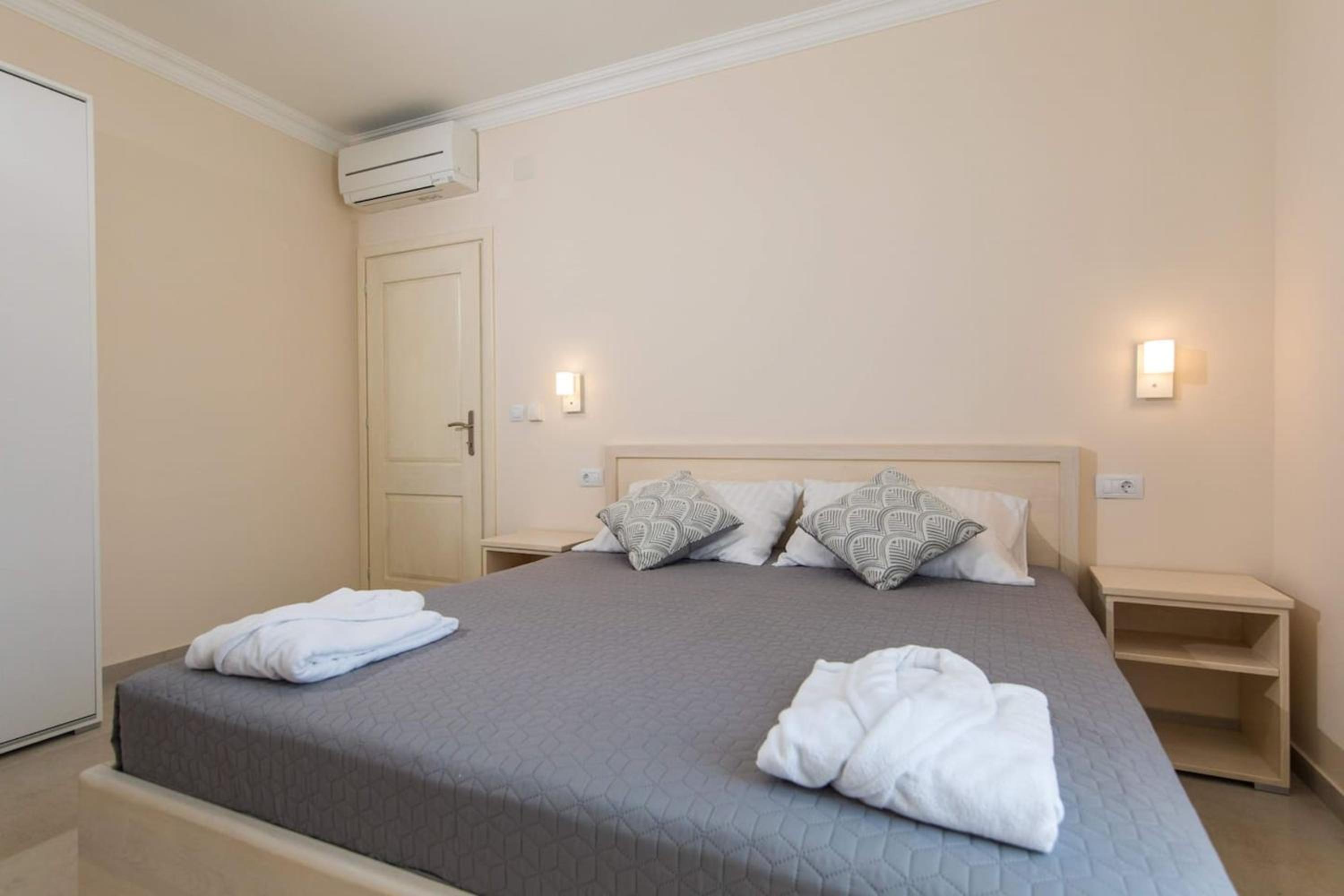 Spacious Villa with Private Pool in Dubrovnik