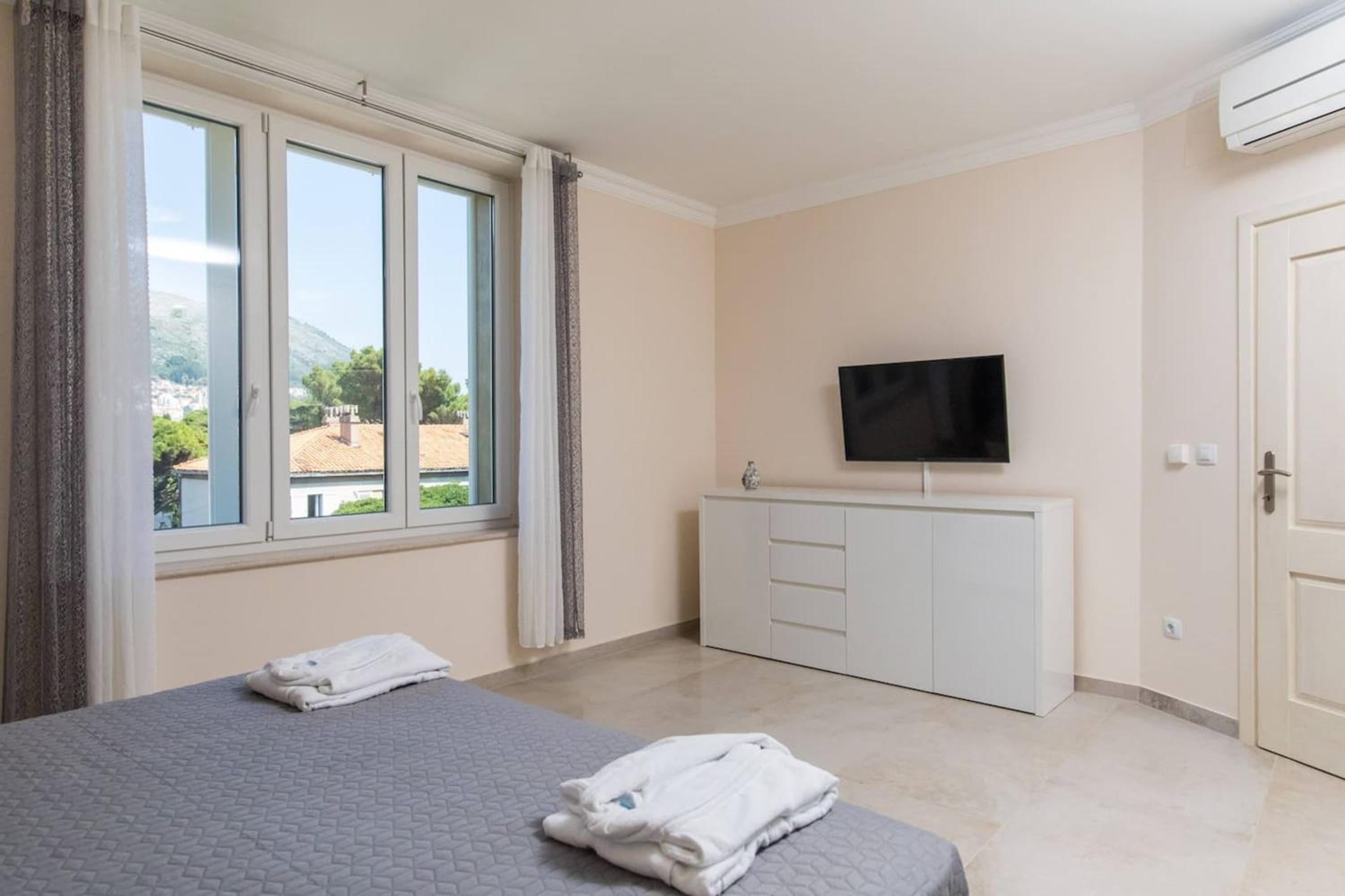 Spacious Villa with Private Pool in Dubrovnik