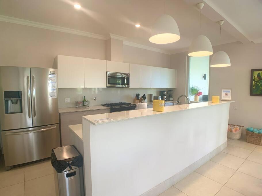 Laguna Lake House - Private Pool - King Bed - Sleeps 14