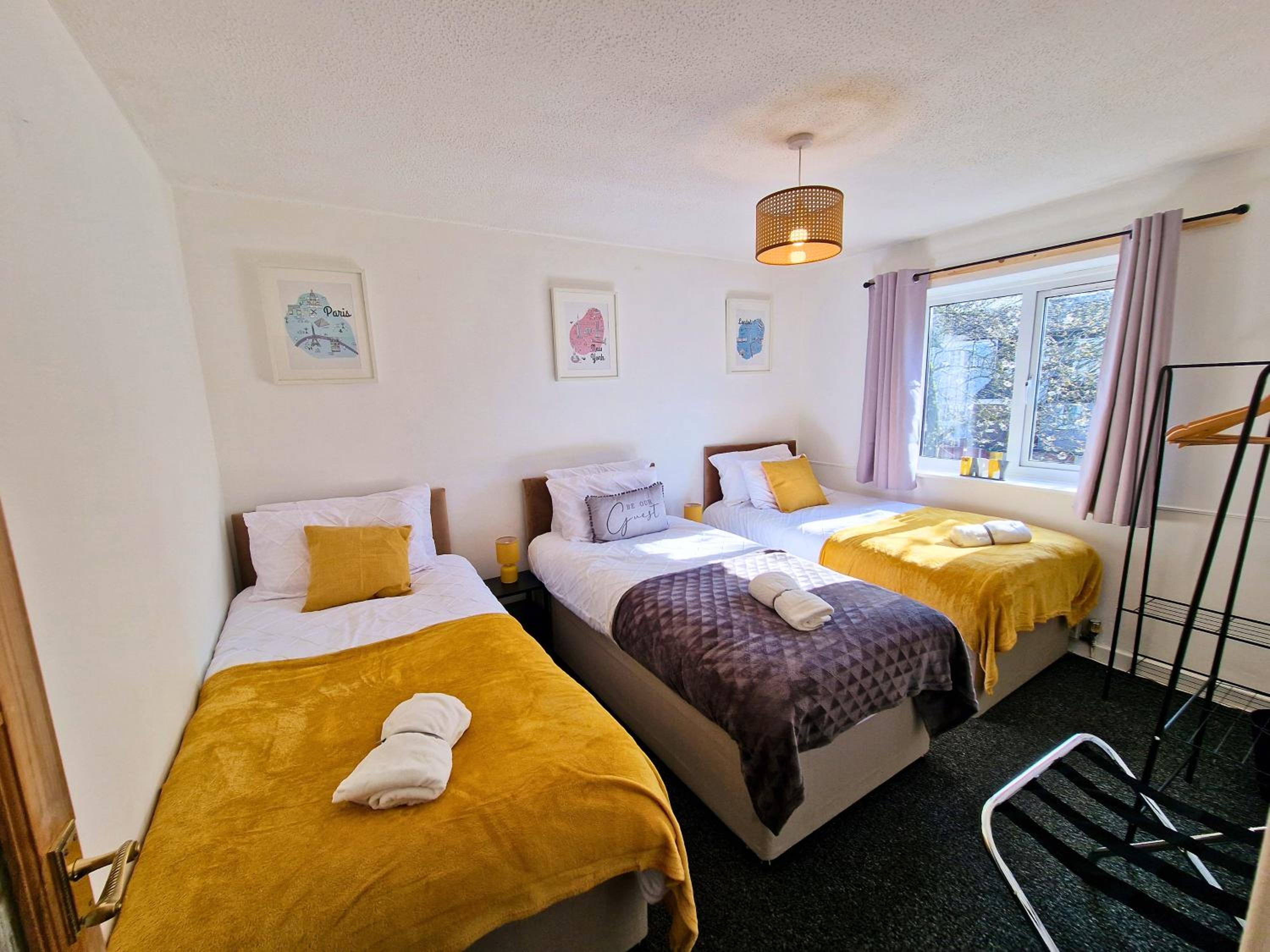 Spacious & comfy Home- very close to NEC Birmingham ,HS2 & Airport- Perfect for contractors & groups- free parking & Fast WiFi view 4