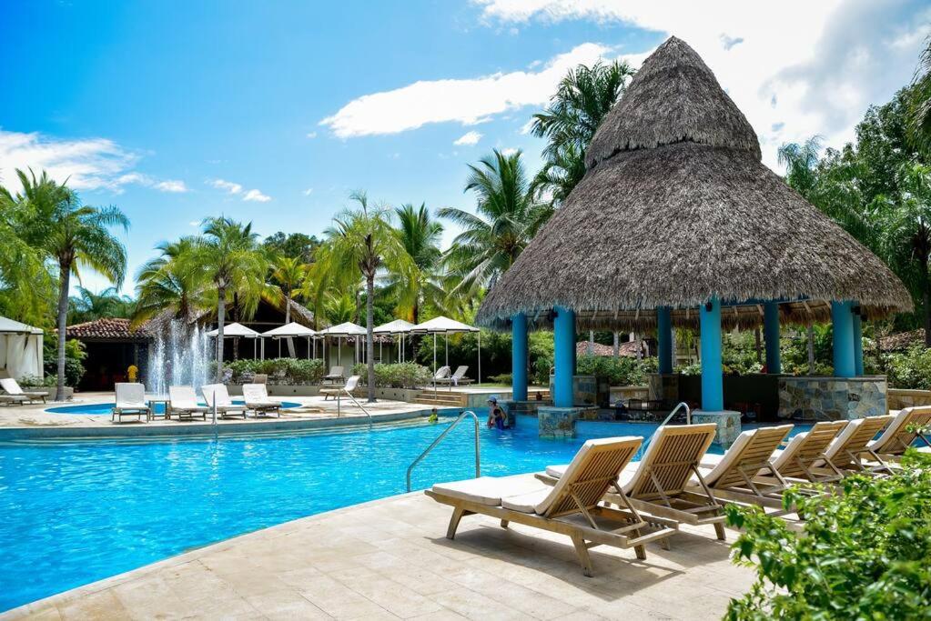 Laguna Lake House - Private Pool - King Bed - Sleeps 14